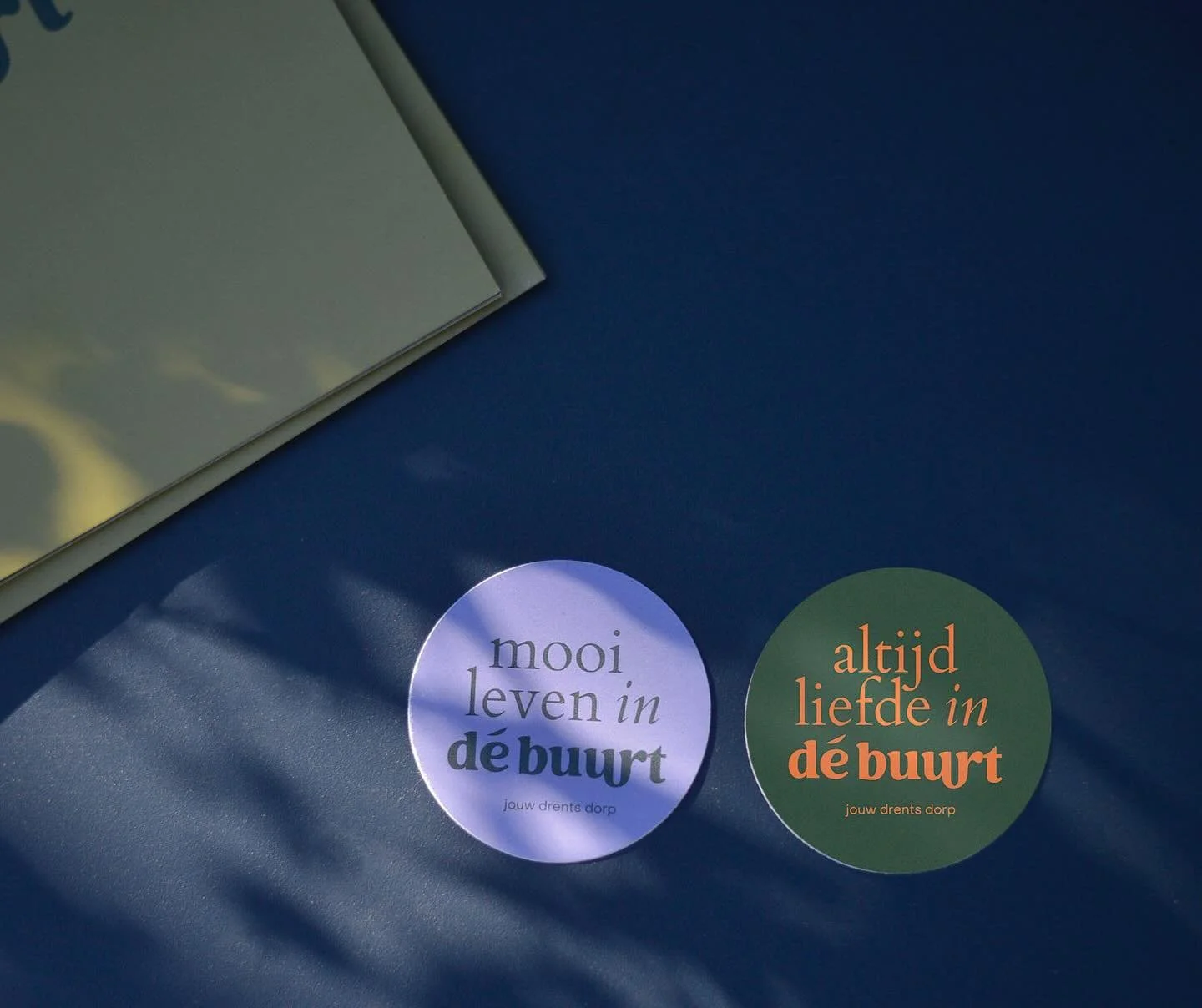 March ontwikkelde samen met de buurt; De Buurt. E&eacute;n huisstijl voor de communicatie van Drents dorp. Voor meer participatie van bewoners, meer draagvlak van evenementen EN meer kruisbestuiving in de buurt.