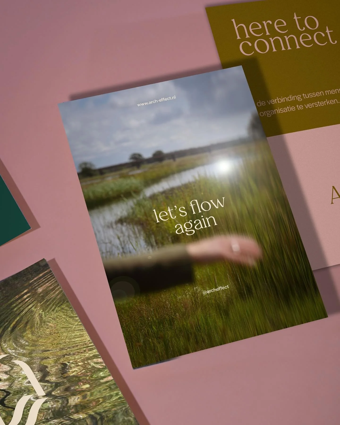 Voor de fotografie wilden we geen studio.

Rachel komt uit Wanssum, en haar bedrijf is sterk verbonden met de mensen en ondernemers uit die regio. Daarom zijn we juist daar gaan fotograferen.

Op plekken waar zij zich thuis voelt.
Waar haar verhaal b