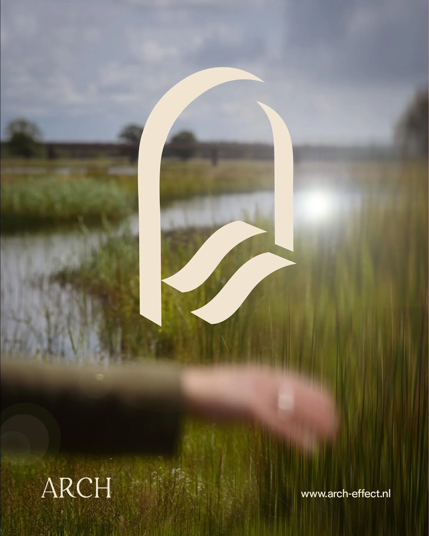 De betekenis van ARCH

Arch stond niet alleen symbool voor het slaan van bruggen.

In architectuur is een boog een constructie die spanning opvangt en tegelijkertijd verbinding cre&euml;ert.

Dat idee paste precies bij het werk van Rachel.

Het werd 