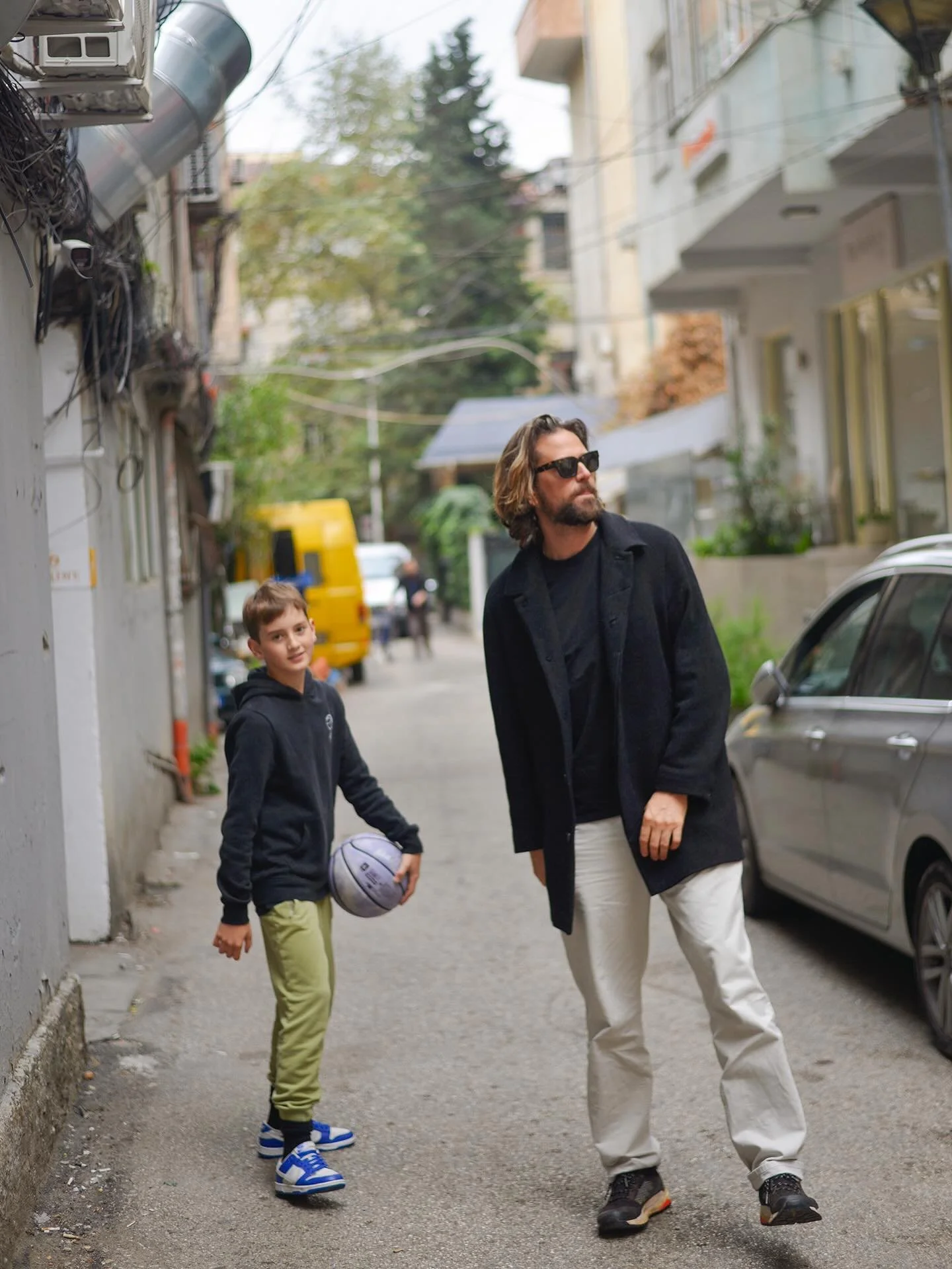 Roel, Tuyn en ik. Veel eten en Uno-potjes (ik verloor vaak), kleine avonturen die groter voelden dan ze waren.
De mannen achter een basketbal aan, ik achter het licht. ❤️