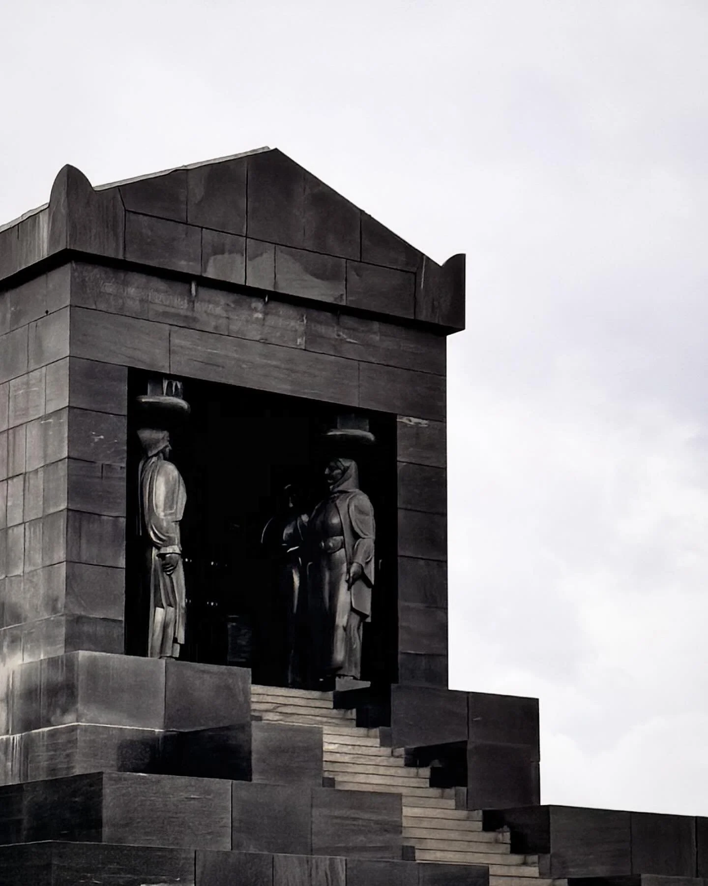 #me&scaron;trović 🖤
.
.
.
#monument #monuments #marble #architecture #architectural #belgrade #ivanmestrovic