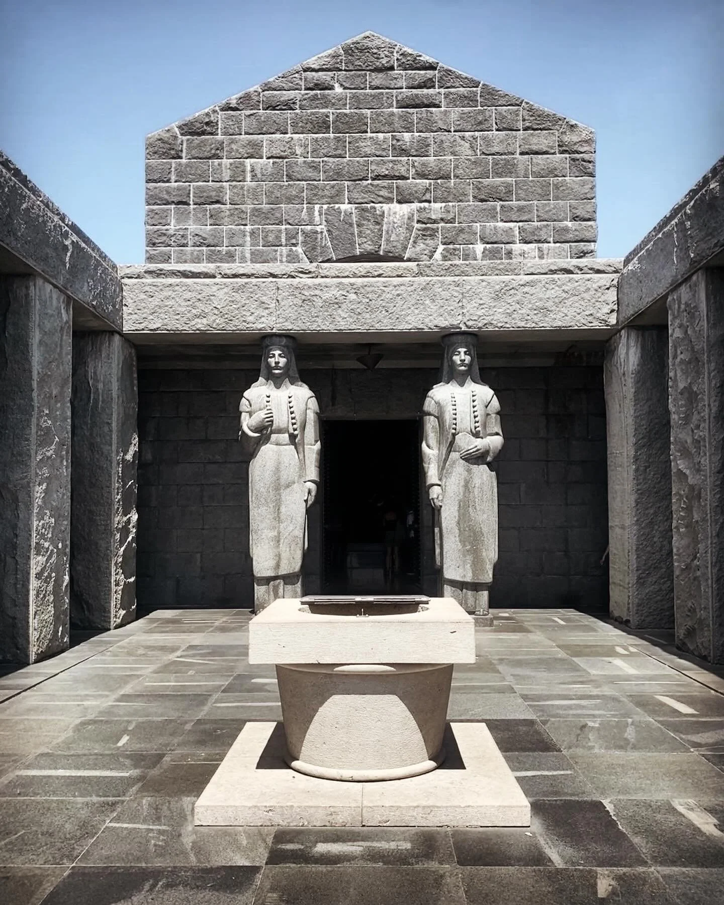 #me&scaron;trovic MNE
.
.
.
📸@sashastupar #lovcen #njegos #montenegro #chapel #architecture #sculpture