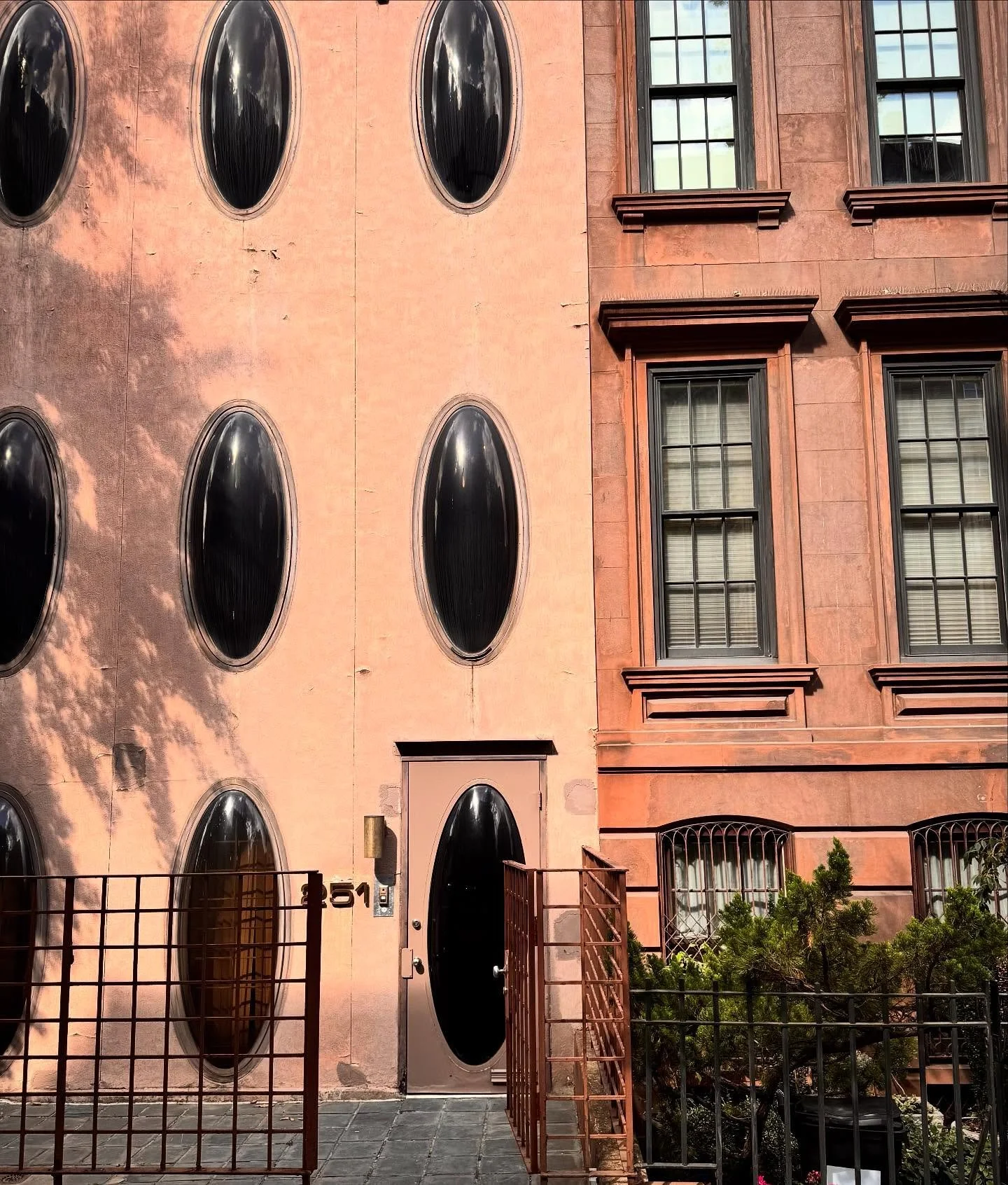 Bubble House NYC 
In need of some love and care if you have spare $6m
.
.
.
#uppereastsidenyc #bubblehouse #mauricemedcalfe #spaceagedesign #architecture