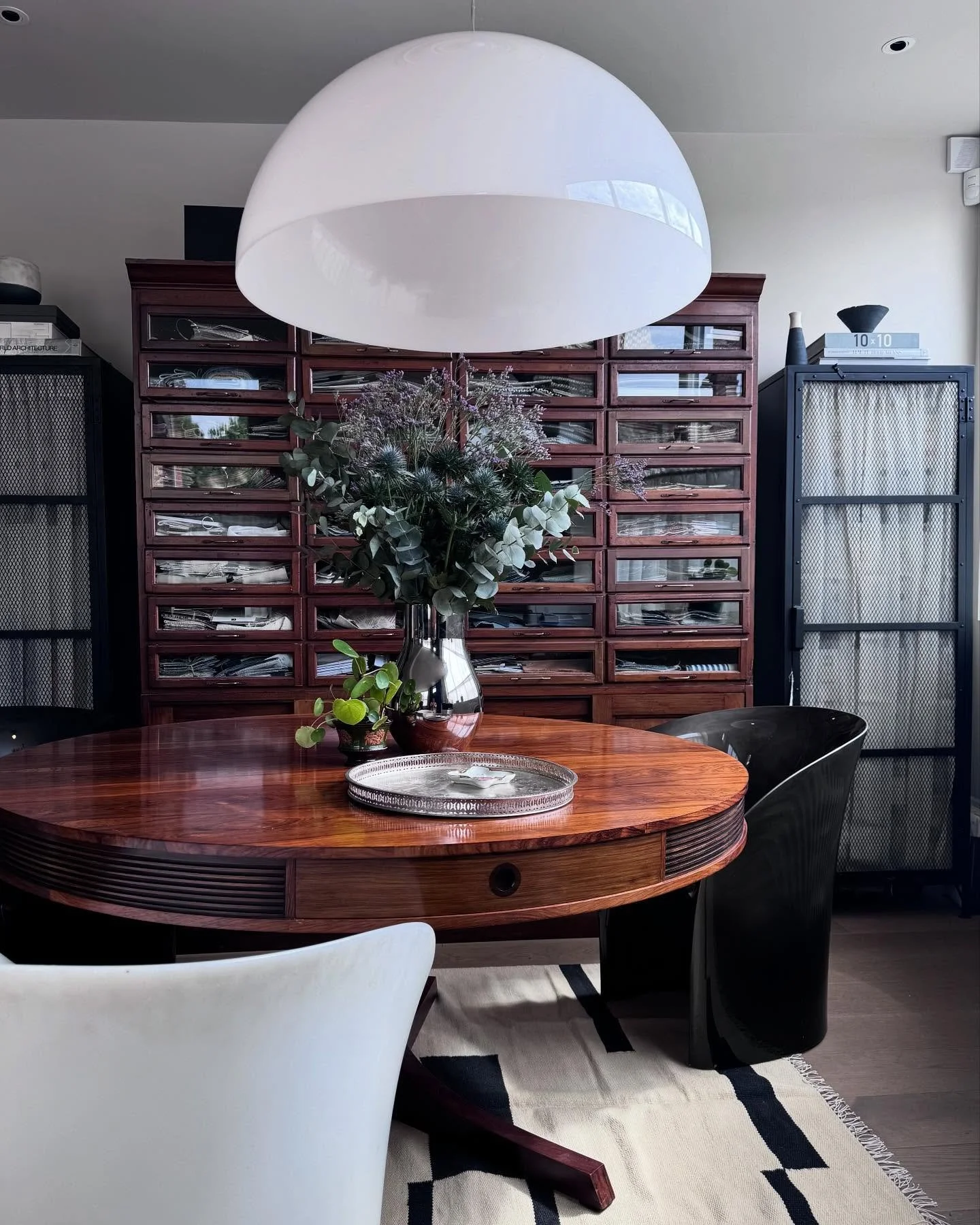Hello Autumn 🍂
.
.
.
#homeoffice #midcenturydesign #midcenturymodernfurniture #habedashery #interiors