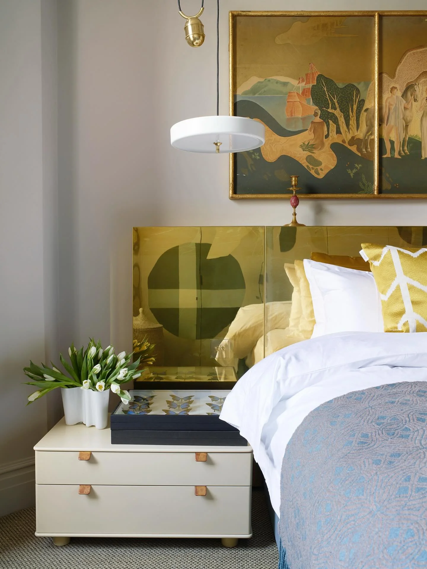 All that glitters 💛
.
.
.
📸#rachaelsmithphotography 
#bedrooms #londoninteriors #brass #homedecor #STUDIOAida