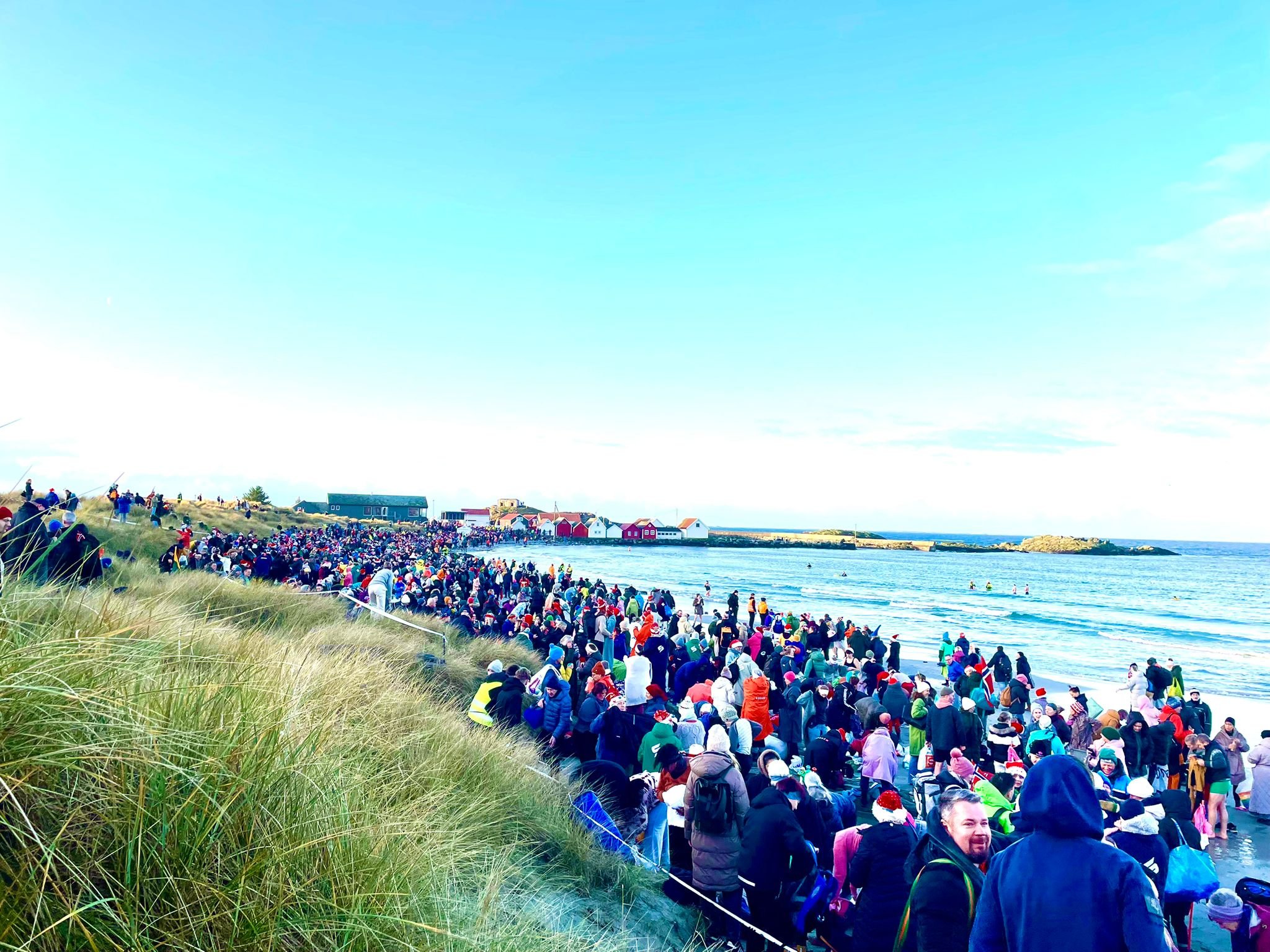 A massive crowd gathers along Ølbergstranden beach for Norway’s 2025 Guinness World Record Polar Bear Dip with 3134 participants.
