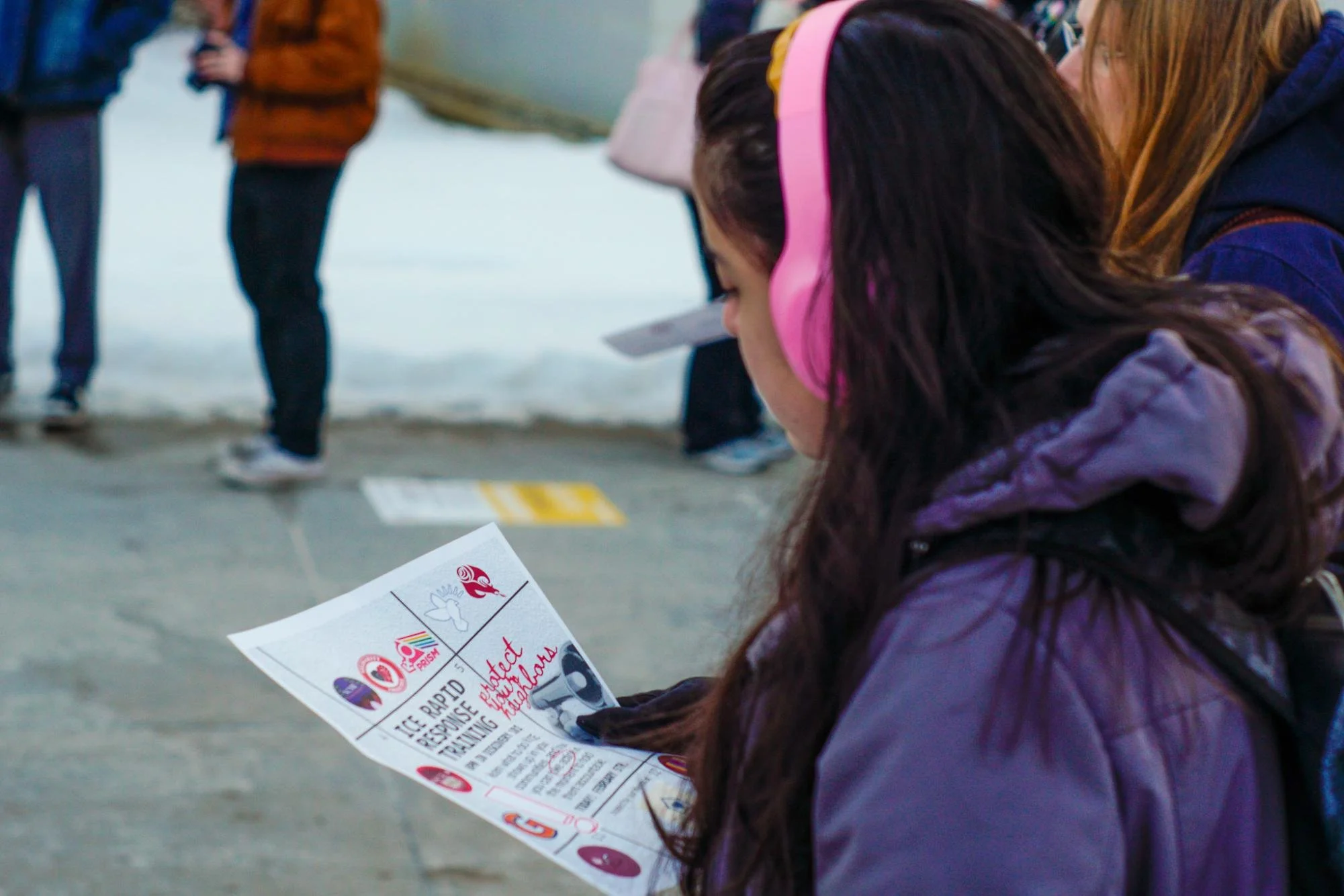  A student holding a flyer for SJP’s “ICE Rapid Response Training.Thurs. Feb 5, 2026. (Photographer: Nick DiCicco) 