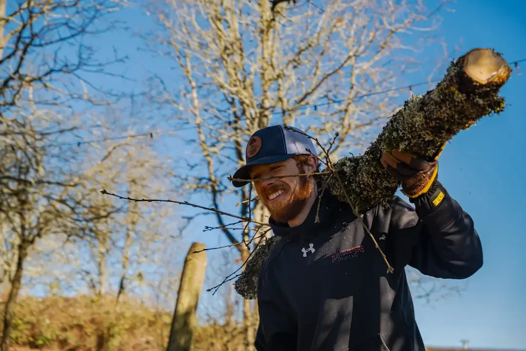 trimmer-employee-with-tree