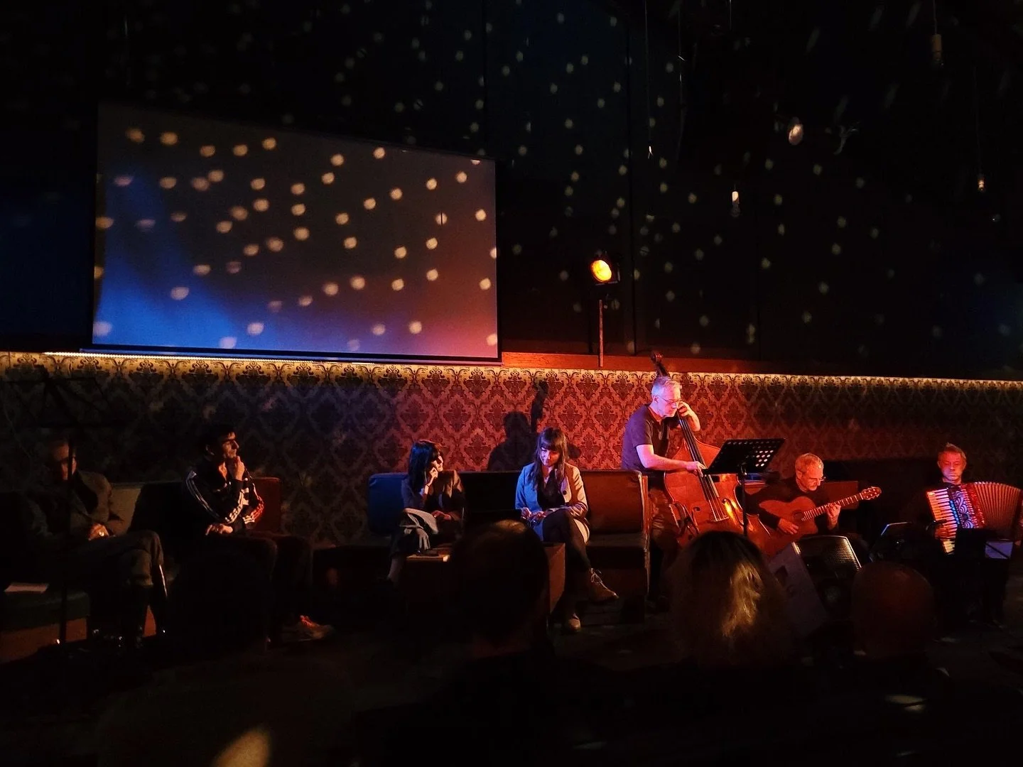 Gestern bei @spaetaberheute im Nachtasyl, wo ich meinen neuesten Kurzfilm gezeigt habe!

&bdquo;Der Krahnst&ouml;ver&ldquo; wird gespielt von @joachimfranzbuechner uns zeigt eine mysteri&ouml;se Figur die in tiefer Verbundenheit mit dem Wasser lebt u