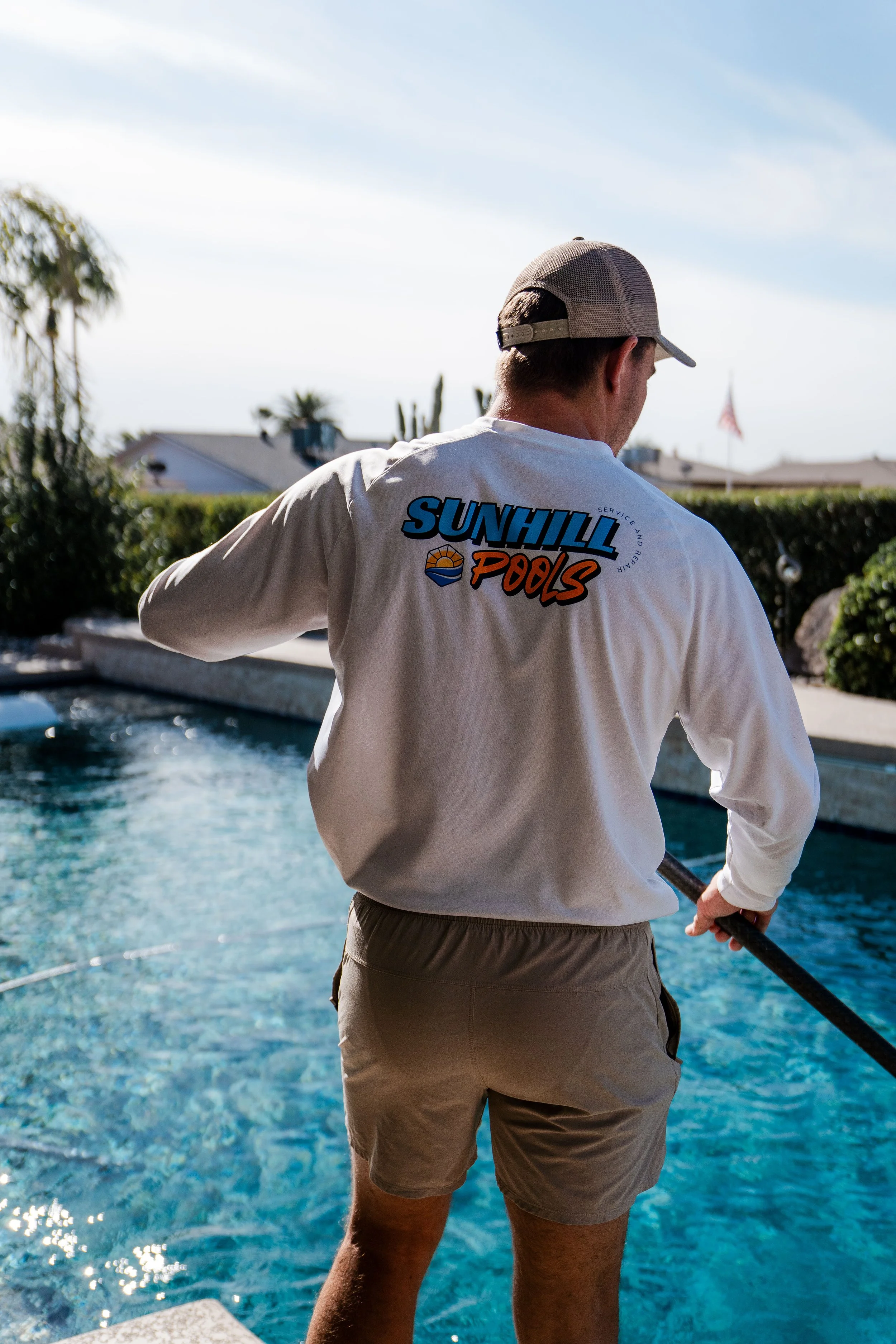 pool tech skimming a pool in surprise arizona