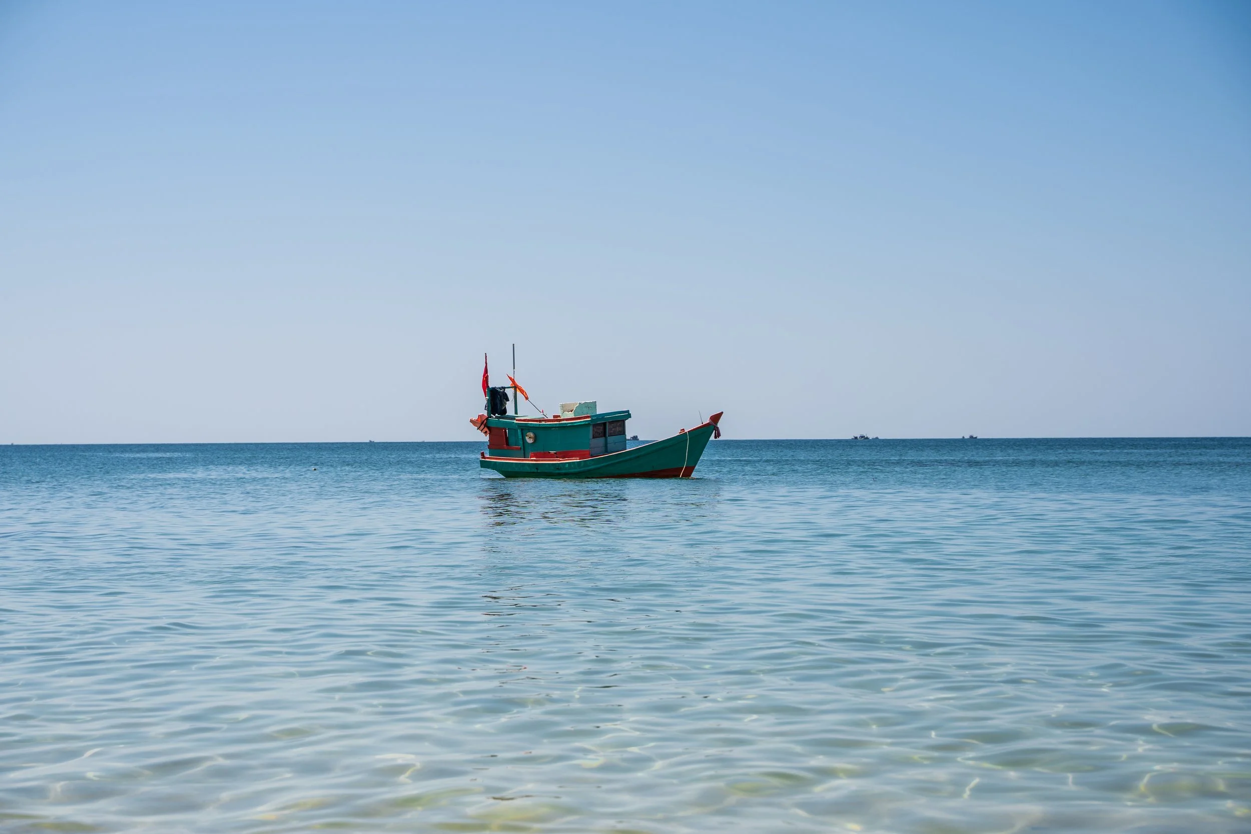 wooden-motor-boat-with-vietnamese-flag.jpg