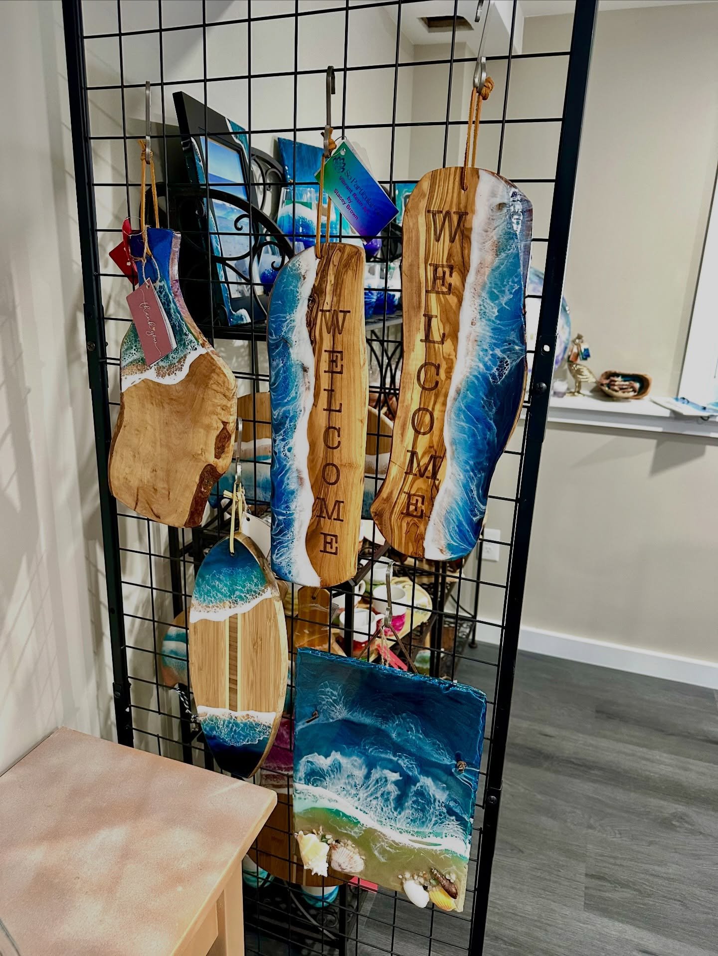 have a few pieces left if anyone is looking for some last minute hostess gifts, Yankee swap gifts, teachers gifts etc.!

Message me if you would like to come take a look 🎄