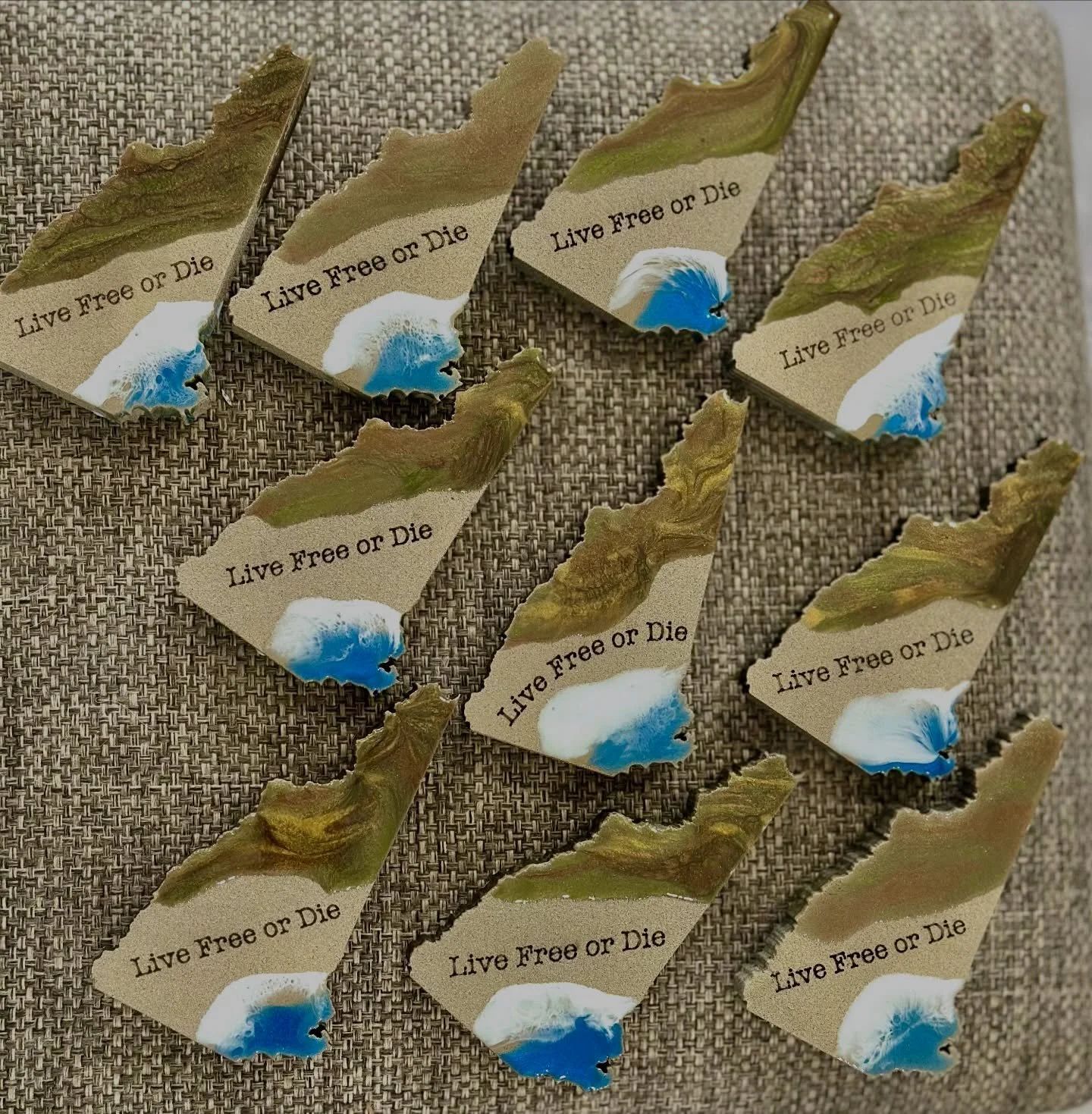 These fun little magnets can be found @blueharborcoffee so stop in for a great cup of coffee, a snack and snag some local art!☕️🌊