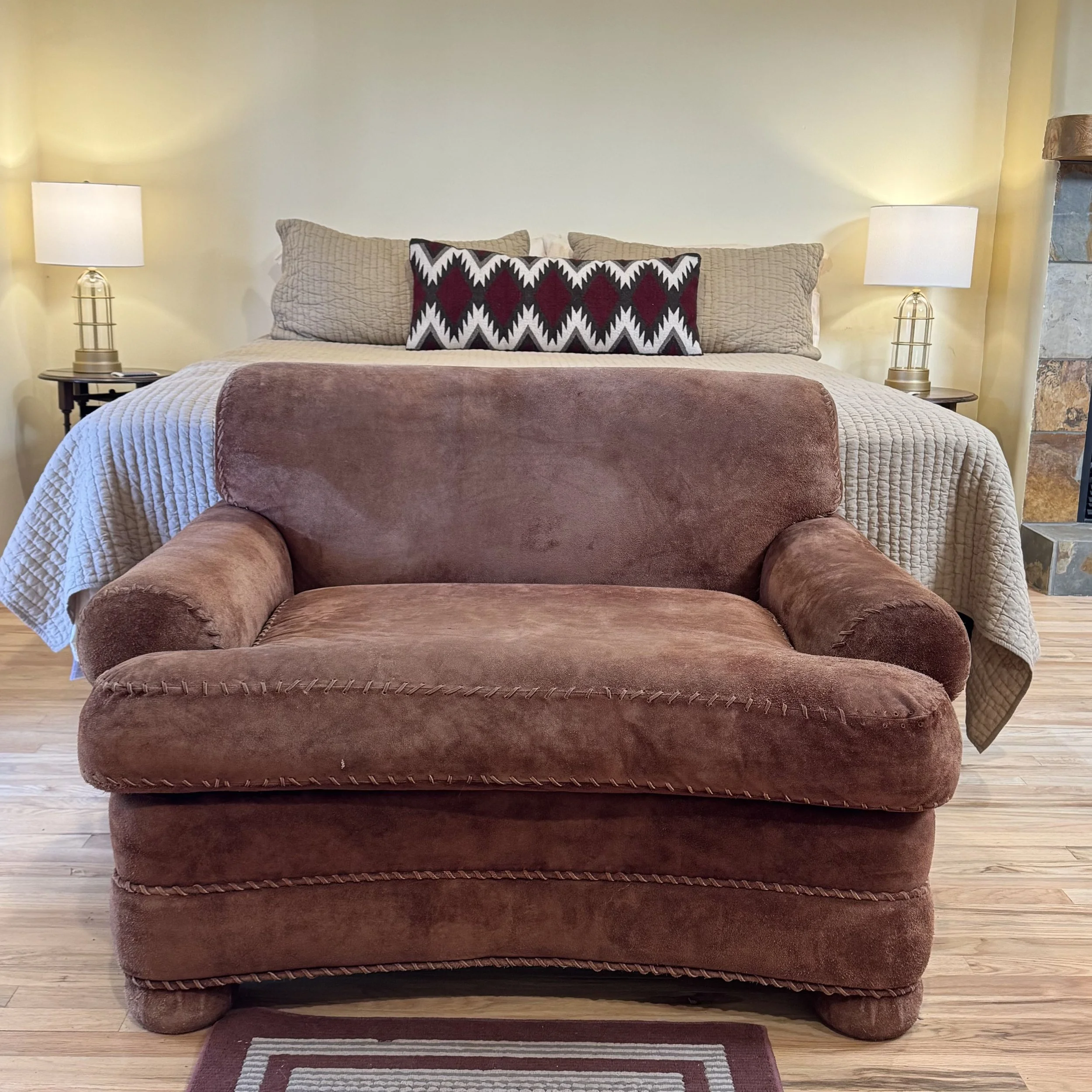 king bed and lounger 1.jpg