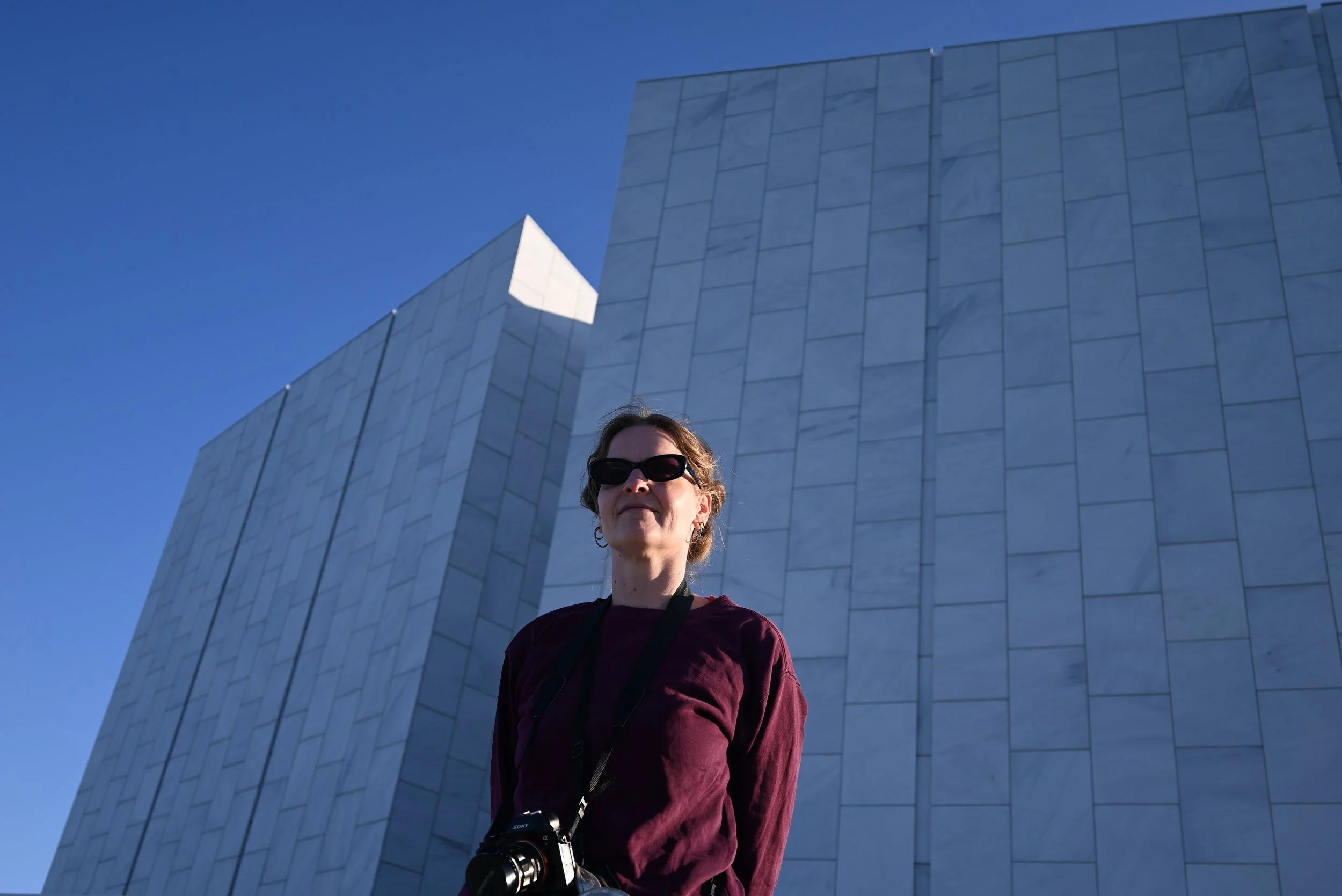 Volúmenes de mármol del Finlandia Talo bajo el cielo de Helsinki