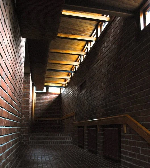 Escalinata de acceso a la sala principal