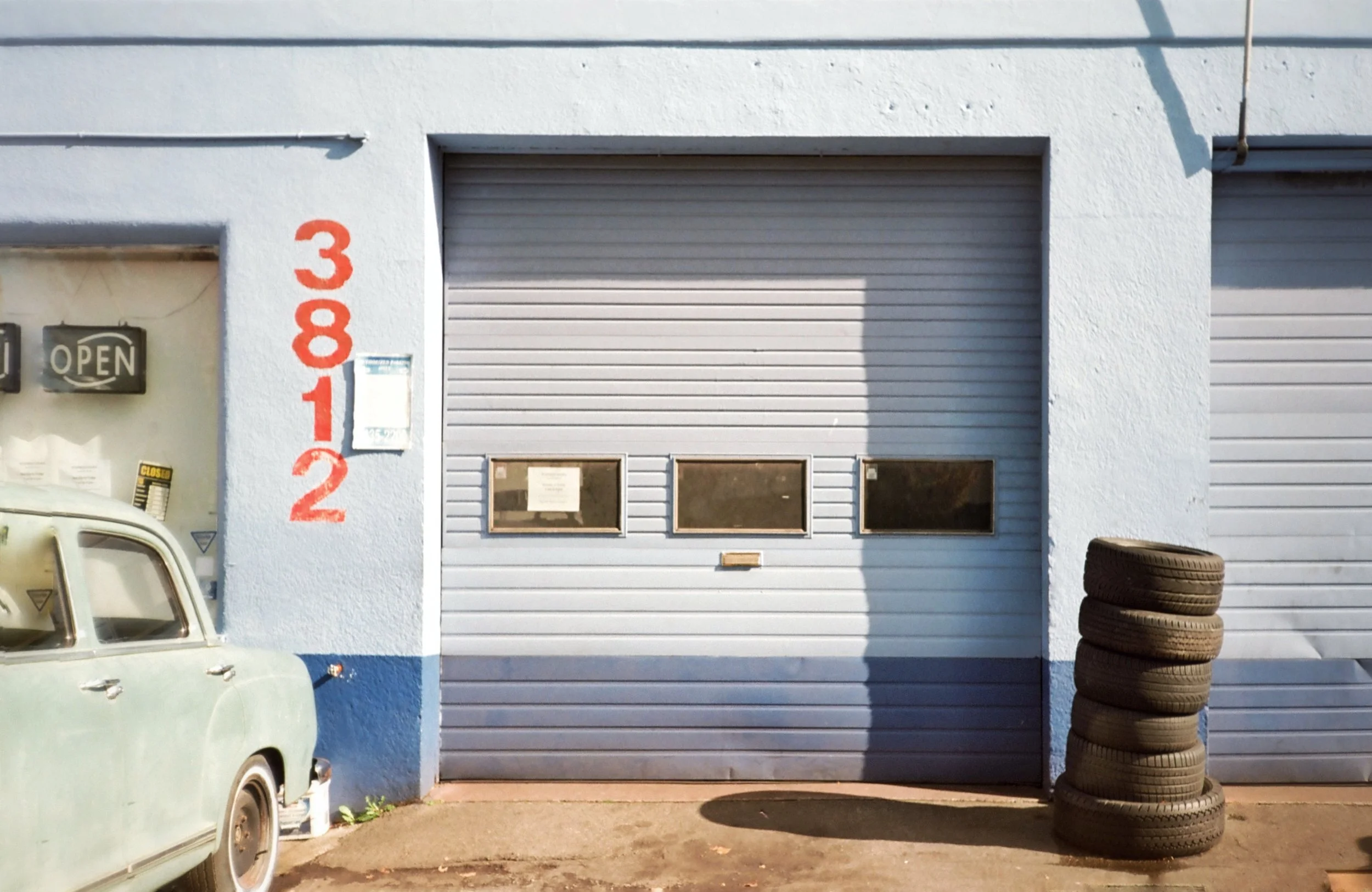 PLACES_AutoGarage_3812_BlueDoor_VintageCar.jpg.jpg