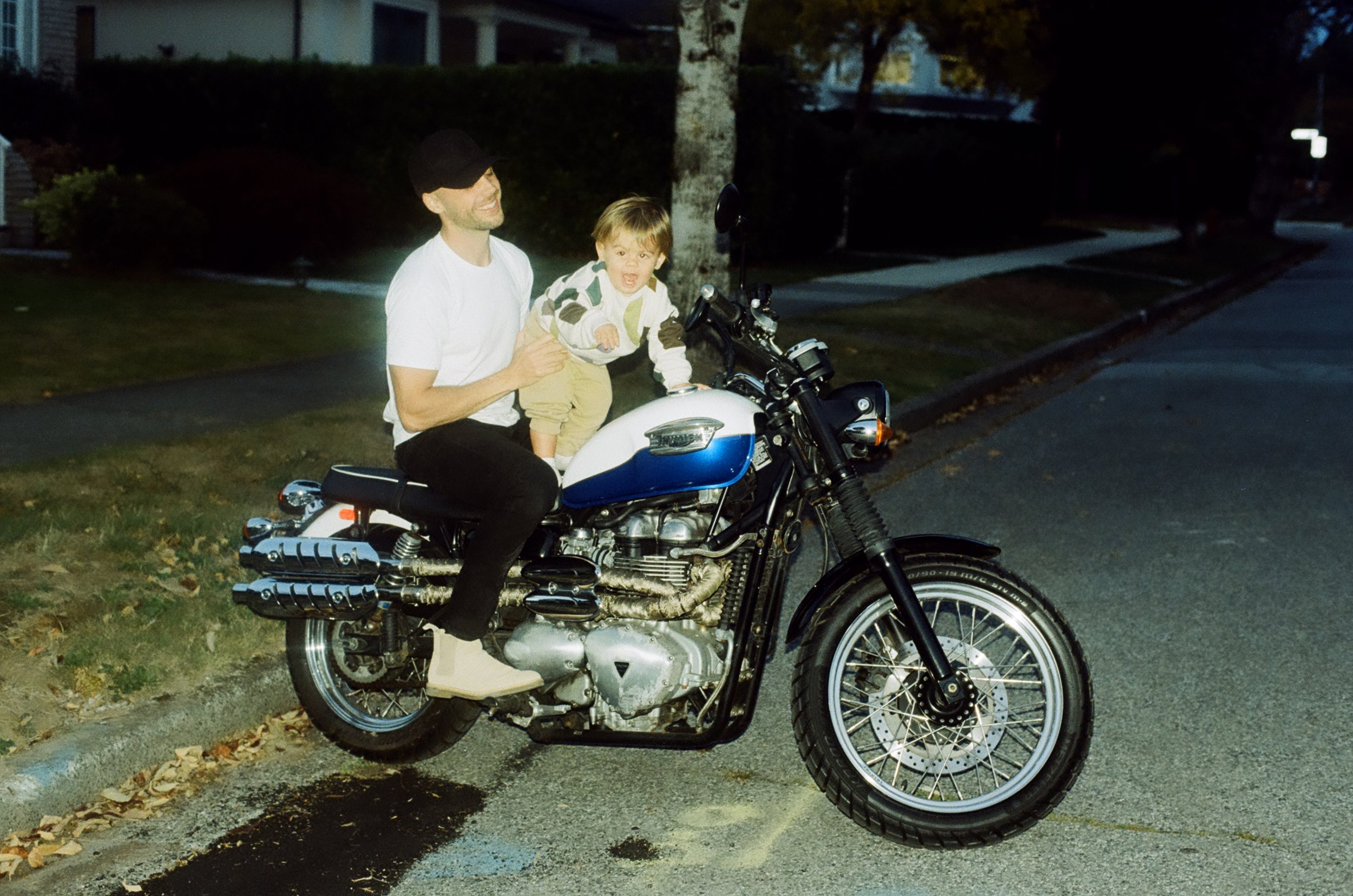 Family Photography in Vancouver, photographing on film. Port Alberni and Tofino Family Film Photographer.v