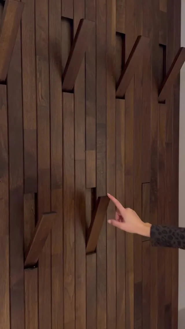 Custom walnut slat wall with hidden hooks đź‘€ We wanted this mud room be the meeting point between sleek modern design and functionality.
The design was inspired by a 2022 @archdaily post of “House Among The Pines”, a marvel of architect
