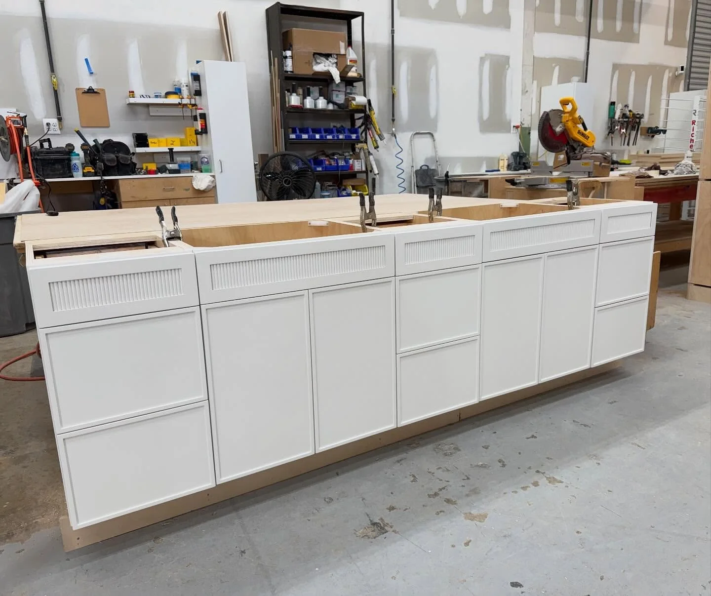 Wrapped up this painted, double vanity with reeded detail and matching cabinet this week!

#woodworking #customwoodworking #customcabinets #cabinetmaking #customcabinetry #detroitwoodworking #craftsmanship #detroit #cabinetmaker #cabinetdesign #millw