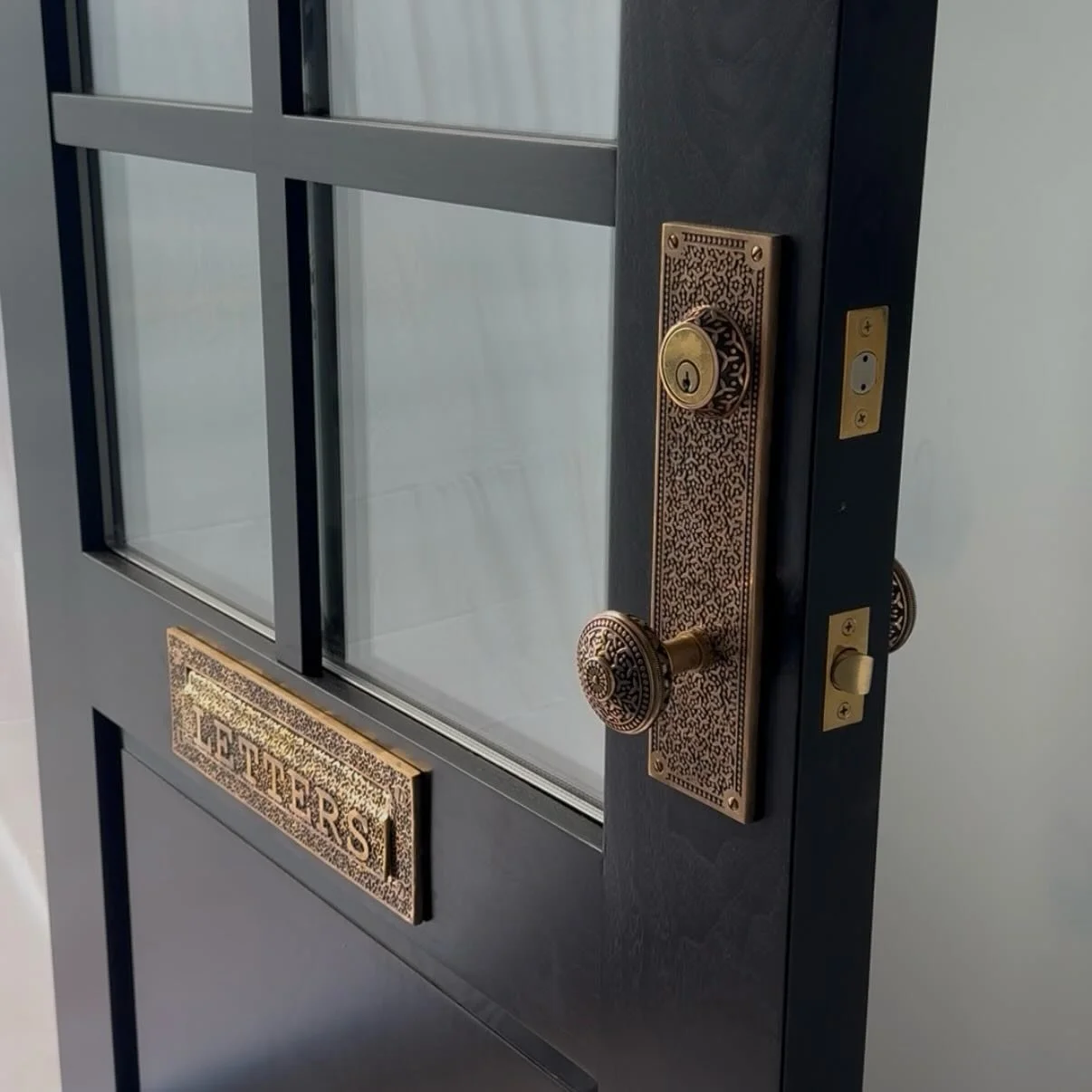 From the shop to install! Custom walnut front door, outfitted with @charlestonhardware letter slot and doorknob ✨

#woodworking #woodworker #millwork #customdoor #walnutdoor