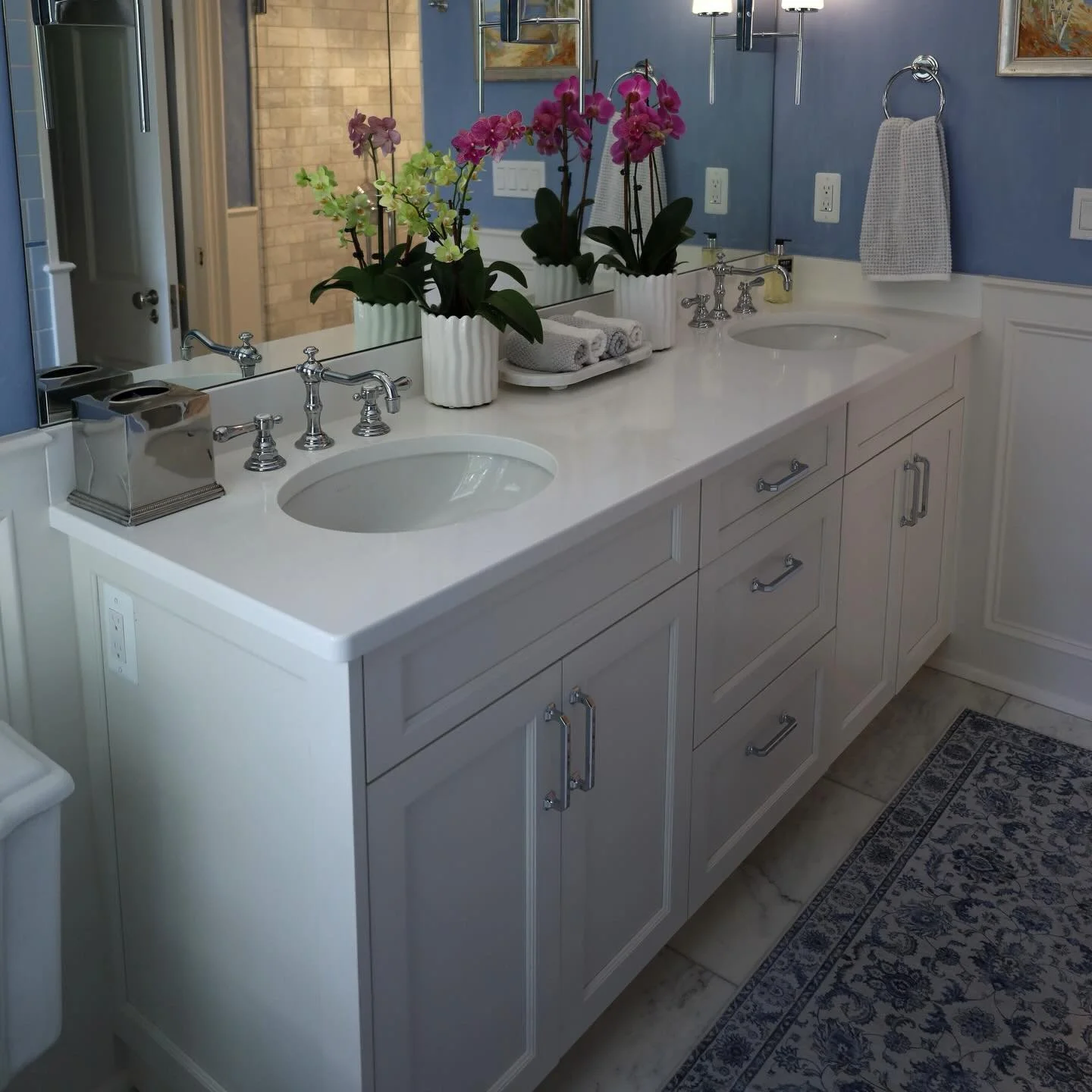A double vanity in collaboration with @pointecabinetsanddesign for a primary bath remodel ✨ A timeless design built to last! 

Keep a lookout for our vanity selection in the upcoming launch of the Detroit Woodworking Cass Collection - coming May 2026