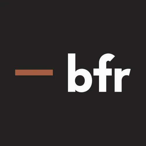 Logo avec un tiret horizontal brun et le texte 'bfr' en blanc sur fond noir.