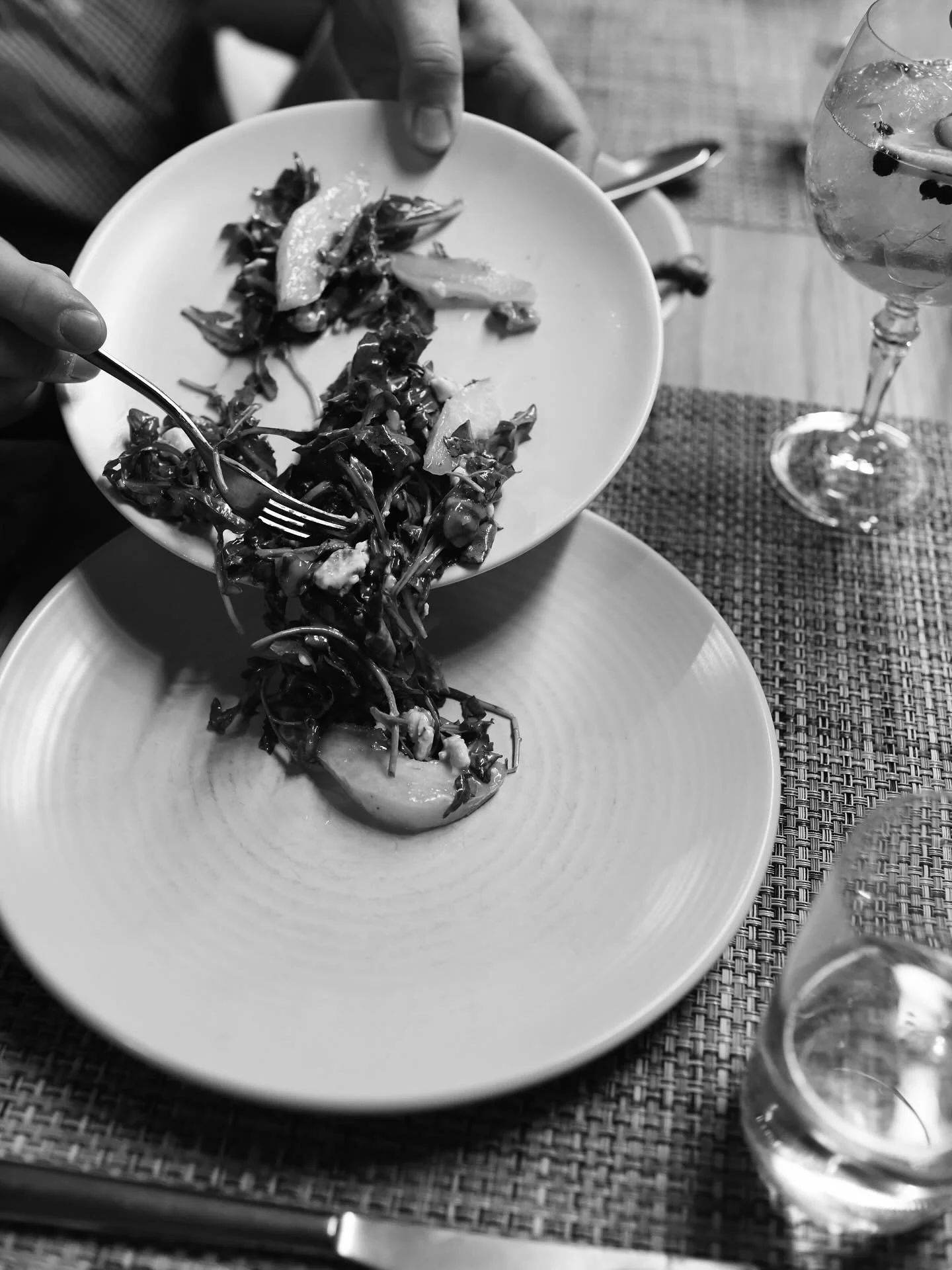 Good food is meant to be shared. From small plates to mains to desserts&hellip; grab your people and dig in.

#trussrestaurantandbar #lynchburg #va #virginiafoodie #crafted #food #drinks #supportlocal #localbusiness #elevatedcuisine #localcuisine