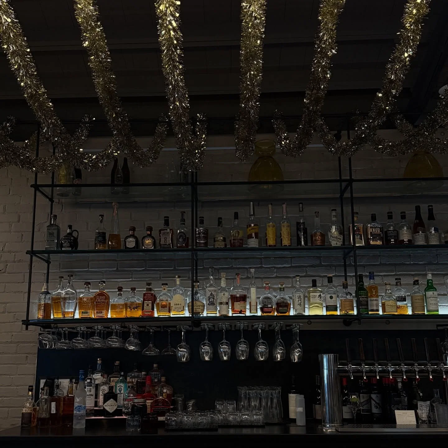 Friday nights at Truss feel extra magical during the holiday season ✨🥂