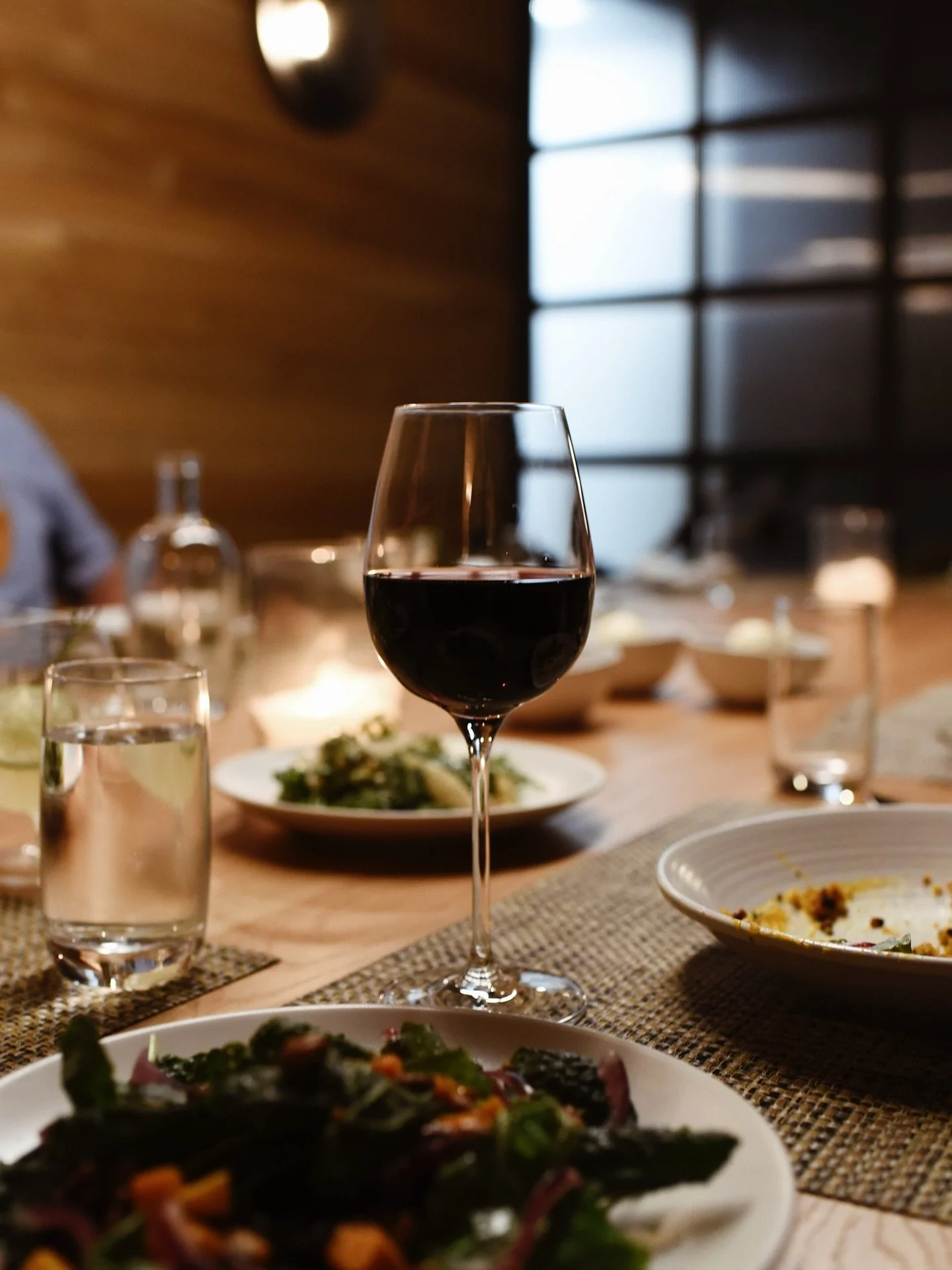 An evening well spent begins with an exceptional pour. Which selection from our current wine menu has been your favorite? 🍷