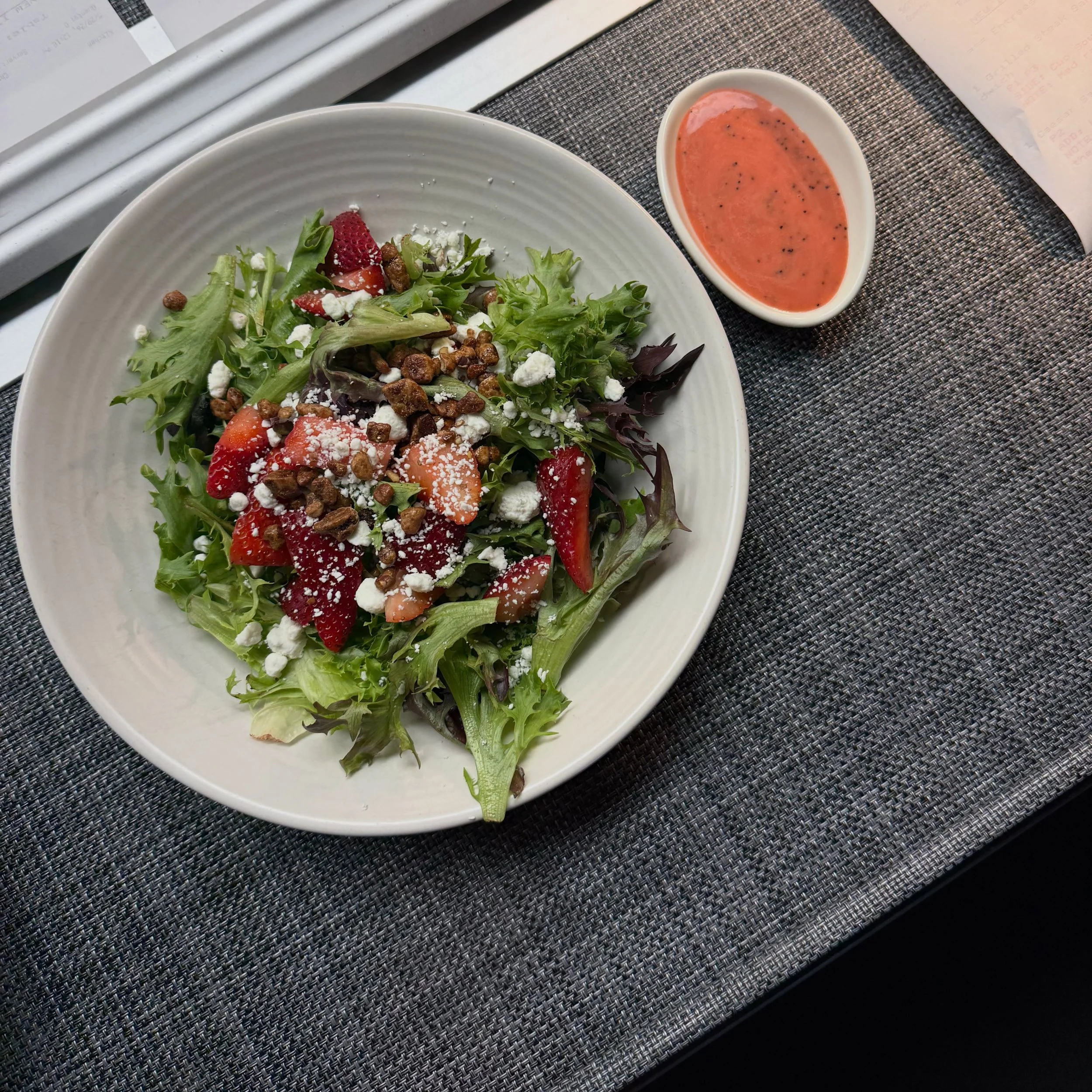 ~ STRAWBERRY + PECAN SALAD ~
Mixed greens, strawberries, pecans, goat cheese &amp; the yummiest strawberry-poppy seed dressing. A perfect springtime salad! 🍓