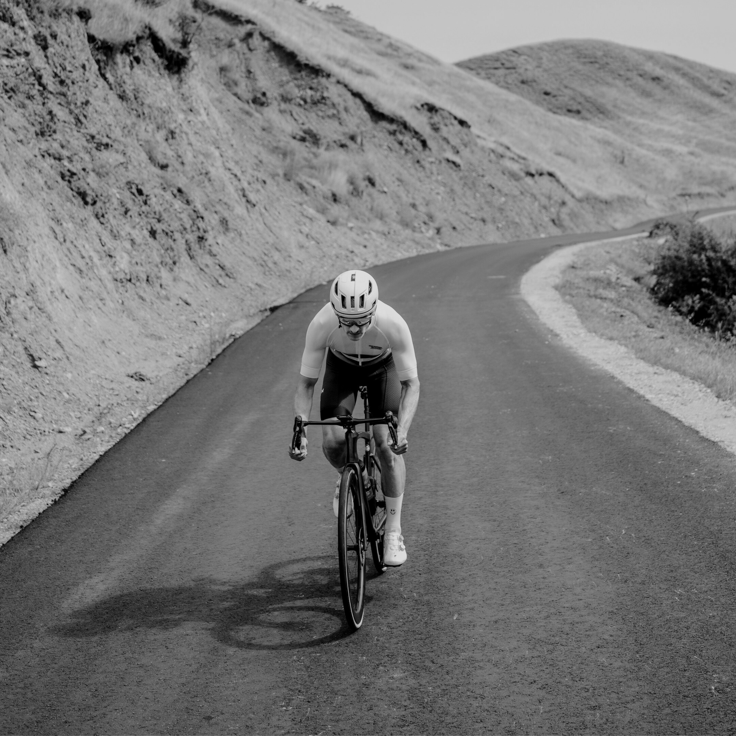 velo de route en descente de col