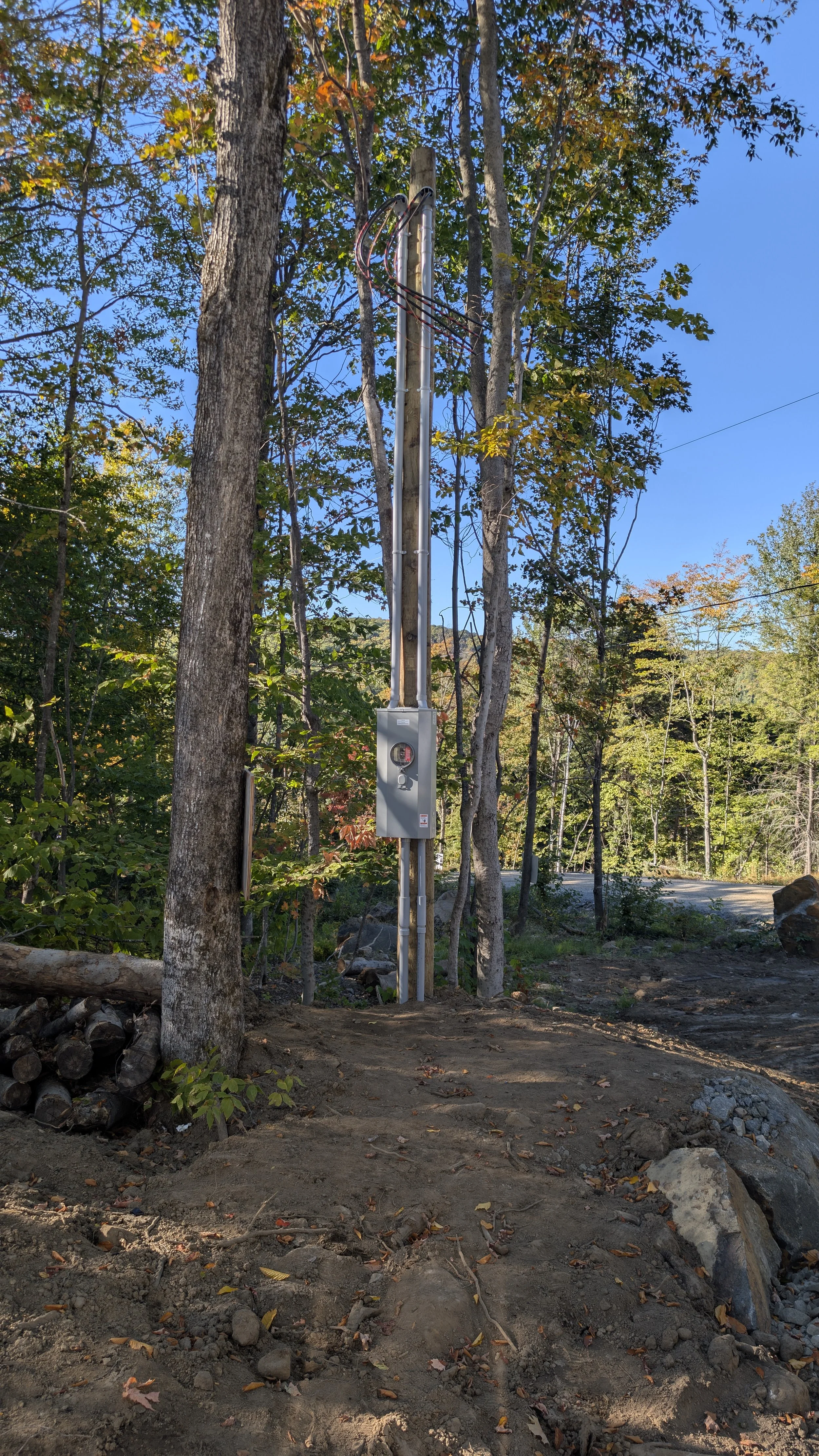 Nouvelle installation électrique souterraine 320AMP avec sectionneur de courant pour garage détacher plus un commutateur  de transfère automatique pour générateur de secours - Extérieur 