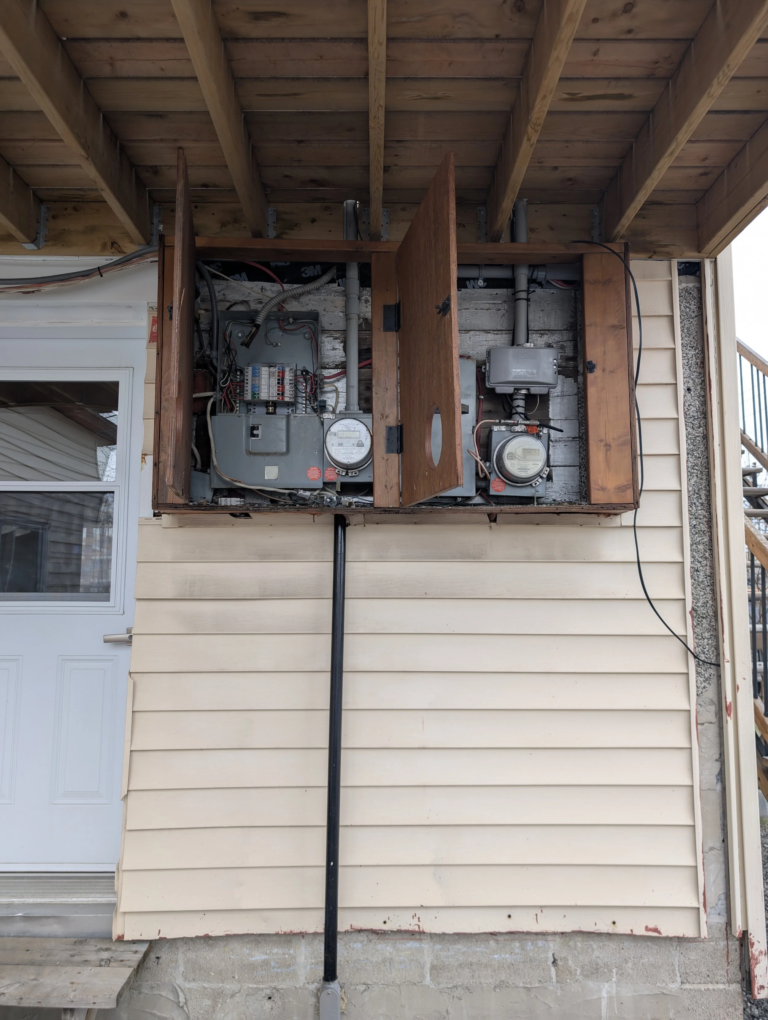 Relocalisation d'un panneau électrique et remise a niveau de l'entrée électrique complète multi compteur - Avant vue rapprocher 