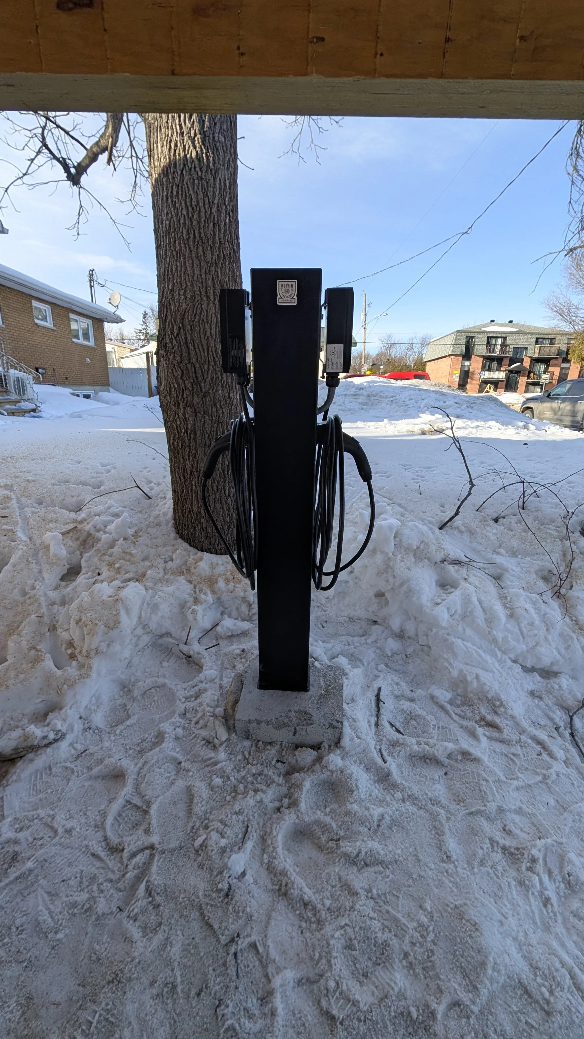 Nouvelle installation pour borne électrique sur piédestal multi logement ( vue en façade)  