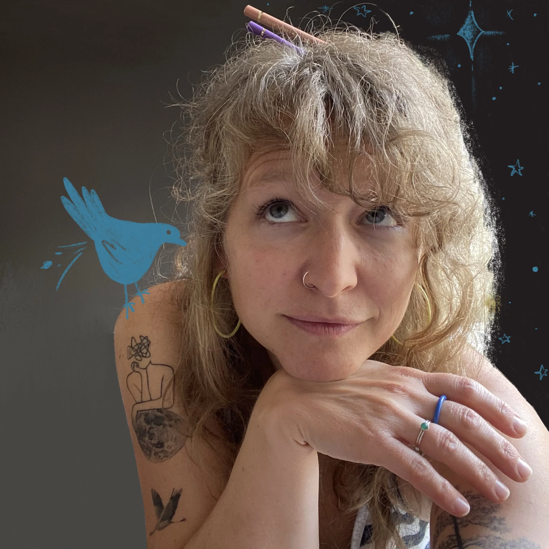 Janna Marre mit gezeichnetem Vogel auf der Schulter