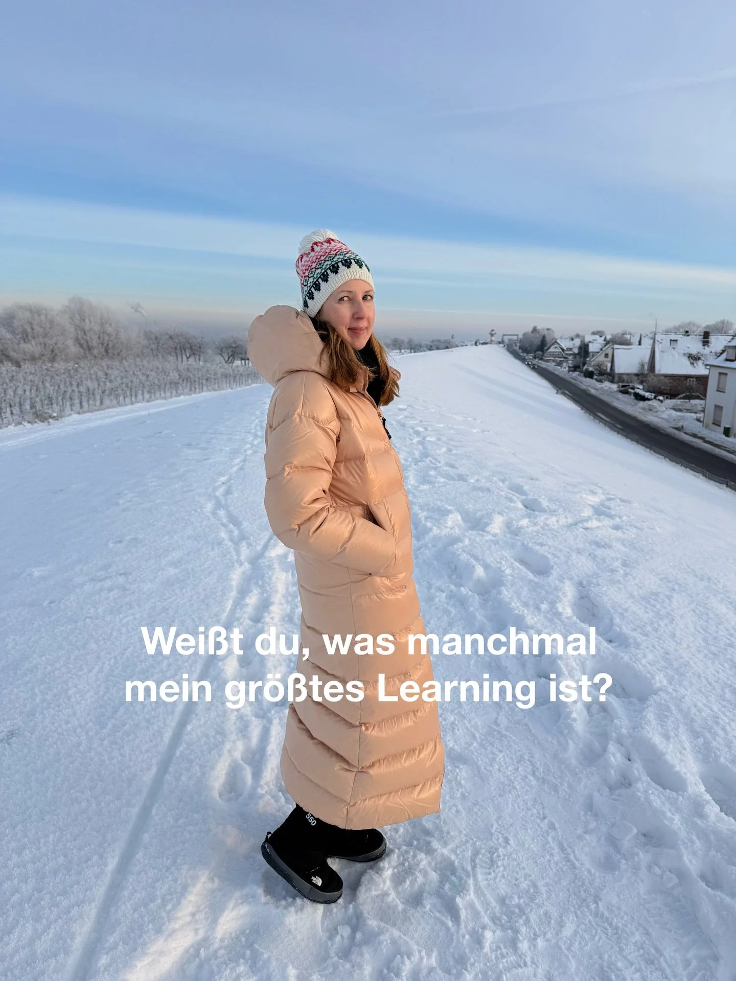 Vertrauen hei&szlig;t f&uuml;r mich,
nicht alles verstehen zu m&uuml;ssen.
Sondern zu wissen:
Alles f&uuml;gt sich.
Genau zur richtigen Zeit. 🤍

Was w&uuml;rde sich ver&auml;ndern,
wenn du dem Leben heute ein wenig mehr vertraust? 💫

#vertauen #los