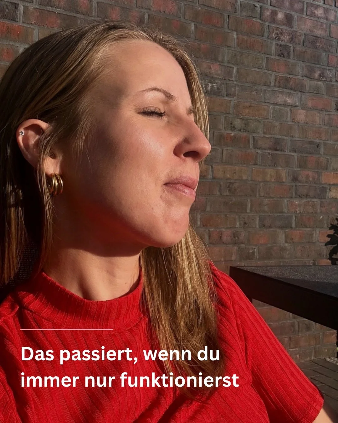 Du bist die, auf die sich alle verlassen. Die, die es einfach macht.

Aber wer fragt dich, wie es dir dabei geht?

Irgendwann merkst du: Funktionieren ist nicht dasselbe wie Leben. Und Kontrolle ist nicht dasselbe wie Sicherheit.

Der Weg zur&uuml;ck