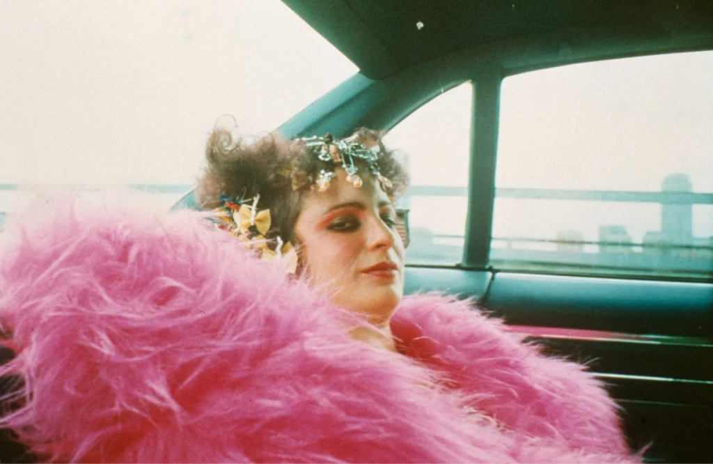 Oltre il binario | Nan Goldin e le polaroid queer che hanno riscritto la grammatica dell’intimità e del binarismo