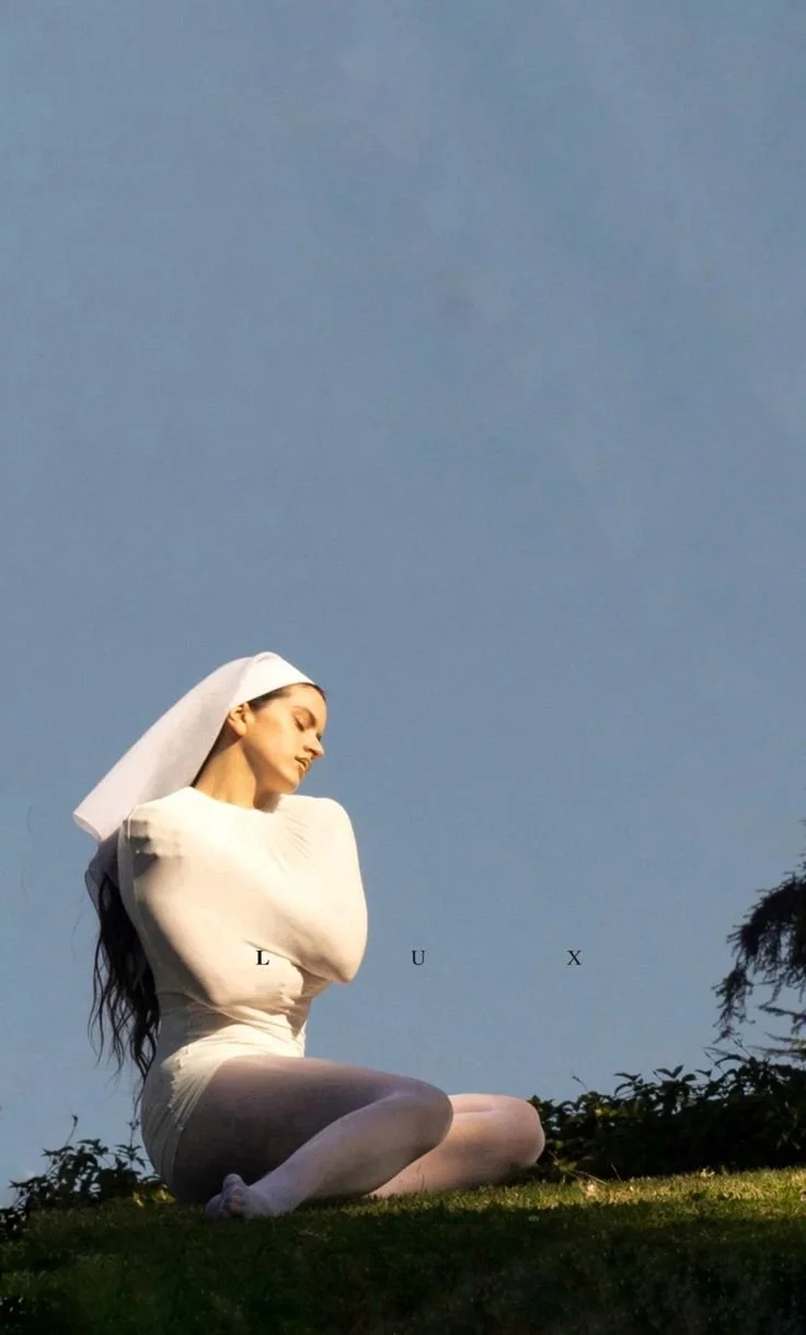 Rosalìa, il sacro e la post-religione: l’operazione culturale di LUX, spiegata bene, tra marketing, simbolismi e rivoluzioni estetiche.