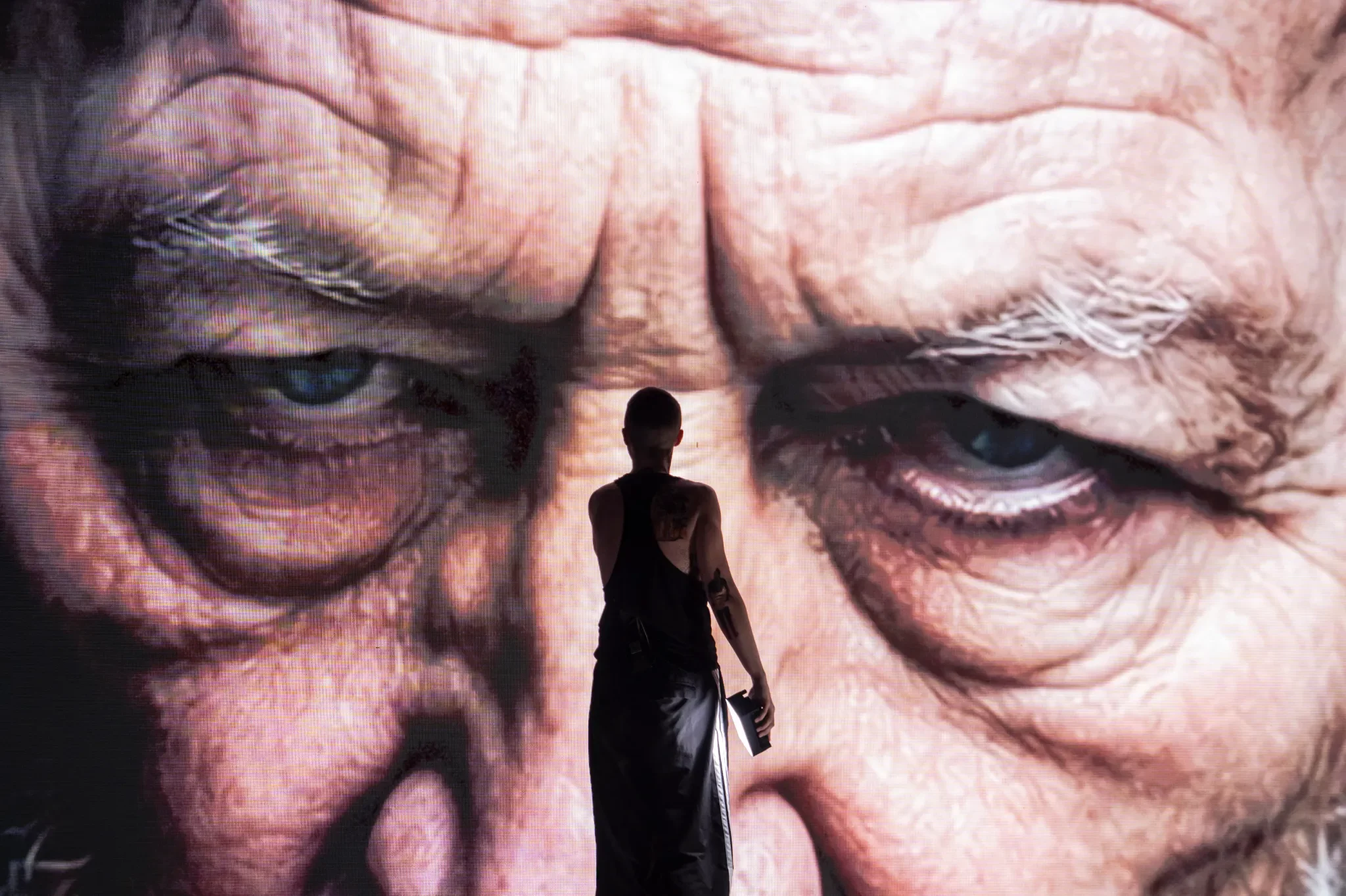 “iGirl”. L’incantatrice calva: il rito sciamanico di Carr/Rossellini al Teatro Fontana