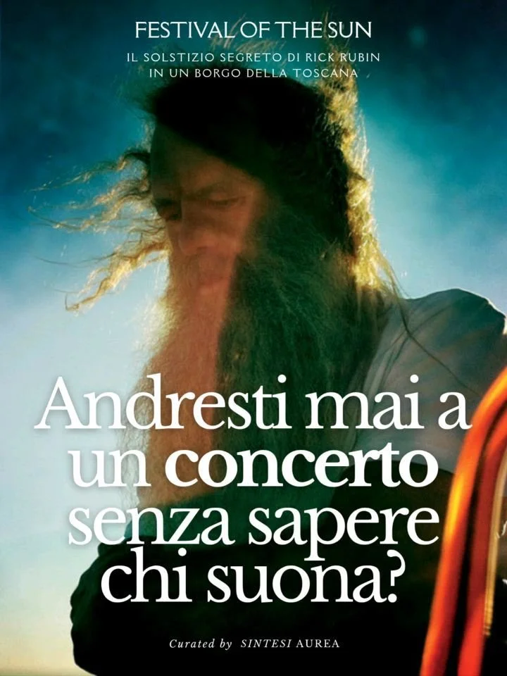 🌞Il Festival of the Sun &egrave; tornato: ecco tutto quello che sappiamo sull'evento segreto di Rick Rubin.

Una barba fluviale da profeta veterotestamentario, piedi rigorosamente nudi, una maglietta stropicciata e lo sguardo di chi, nel silenzio di