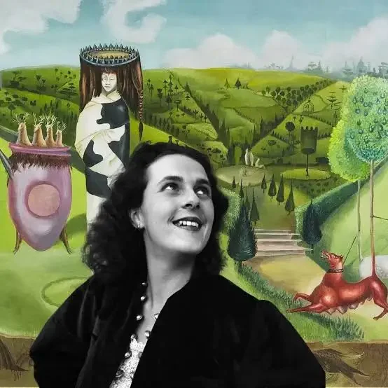 Una donna sorridente in primo piano con uno sfondo di un dipinto fantasy che rappresenta un paesaggio verdi con colline, scalini, alberi, e un unicorno rosso; figura di una regina o donna misteriosa al centro dello sfondo. Leonora Carrington
