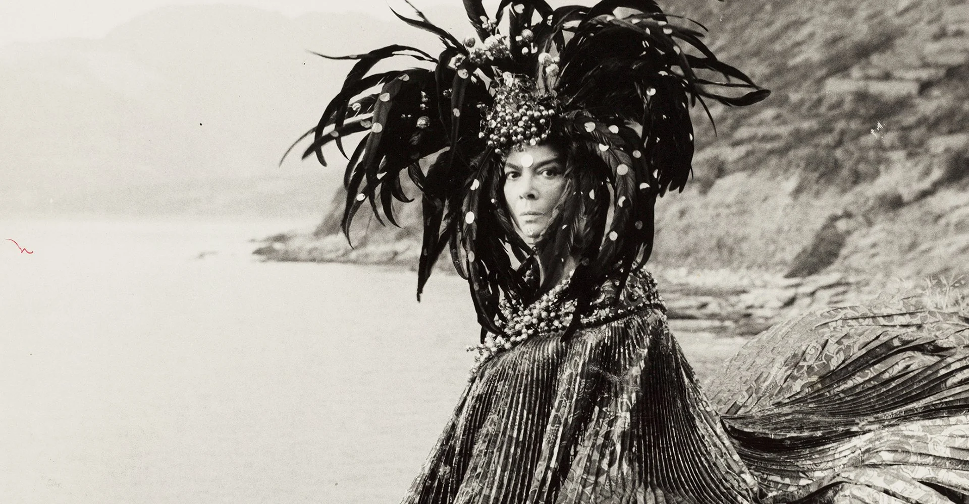 Leonor Fini ritrovata. La Sfinge ribelle del surrealismo e il teatro dell’inconscio femminile, in mostra a Palazzo Reale