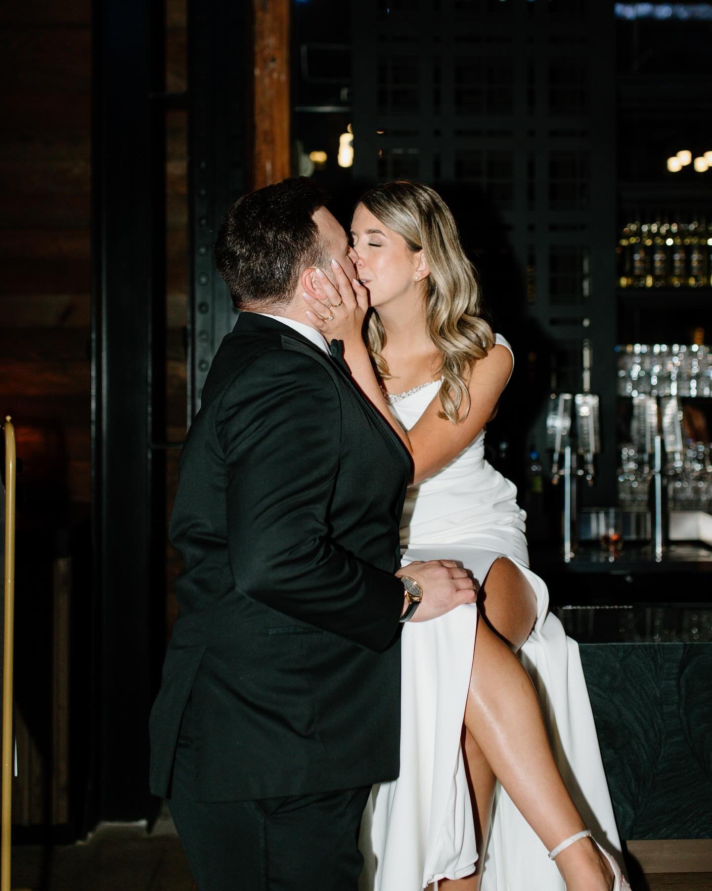 These flash moments deserved a permanent place on our feed ✨🪩🤩🫶🏼🎉😎

Peep their dog Ted making an appearance on the dance floor 👀 how cute!! 

- 
Flash photography, flash inspiration, wedding reception photos, dance photos