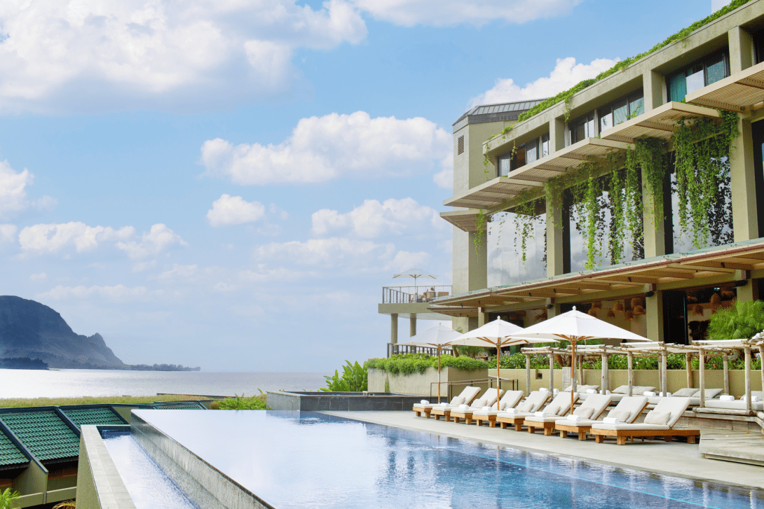 1_Hotels_HB_Architecture_Pool_Adult_0039_V3_new_skyh1280.png