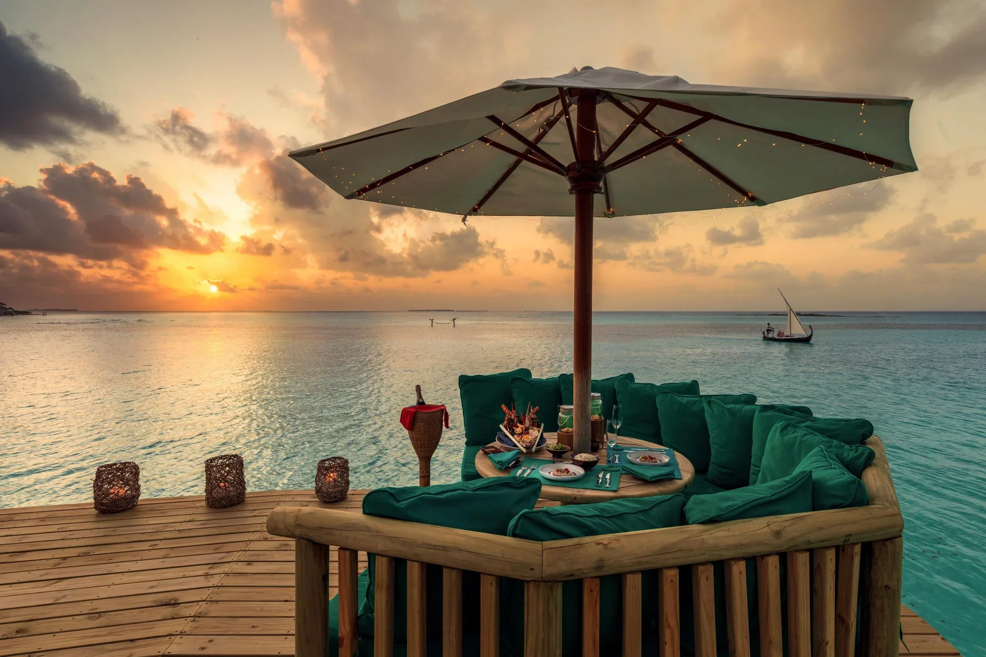 glm-2023-10-over-water-restaurant-table-by-sandro-bruecklmeier-kopie-webres (2).webp