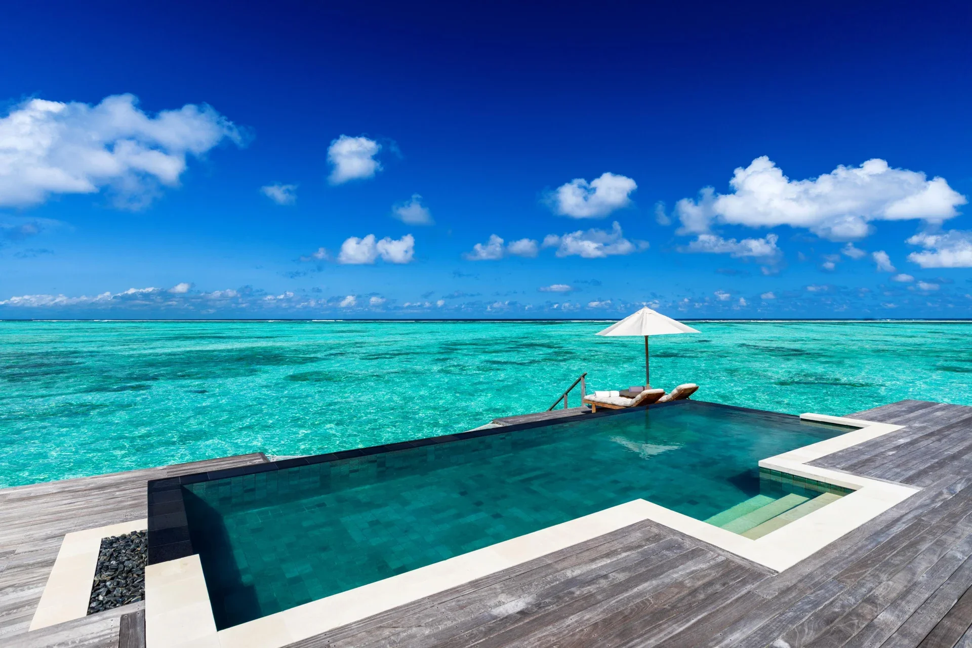 glm-v17-pool-img-1714-by-sandro-bruecklmeier-webres (1).webp