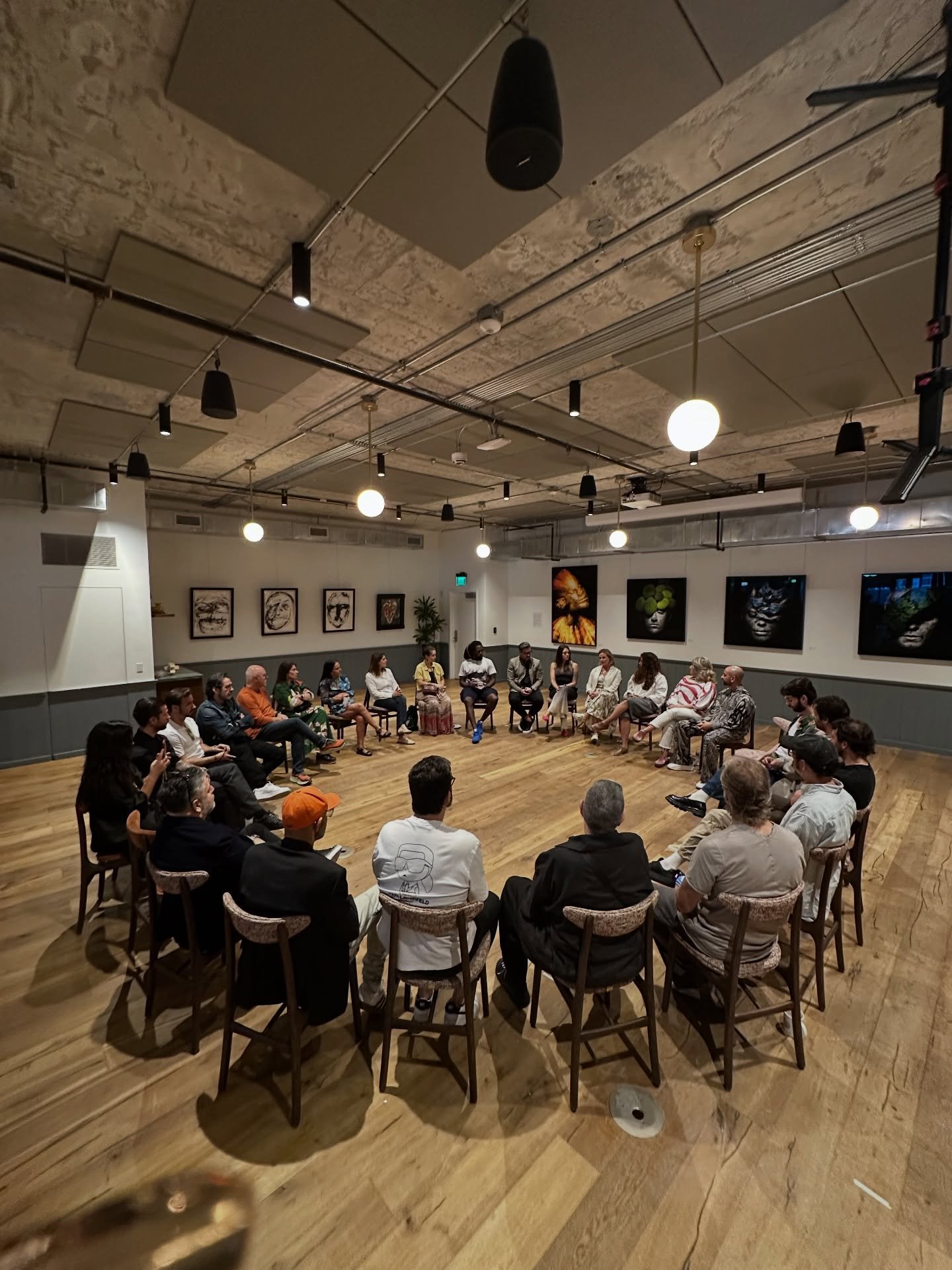 At Casa Atelier, our Art Miami Art week unfolded with an engaging encounter.The art talk gathered voices from different paths and perspectives, creating a conversation that felt genuinely human,open, generous, and rooted in curiosity.
Artists, collec