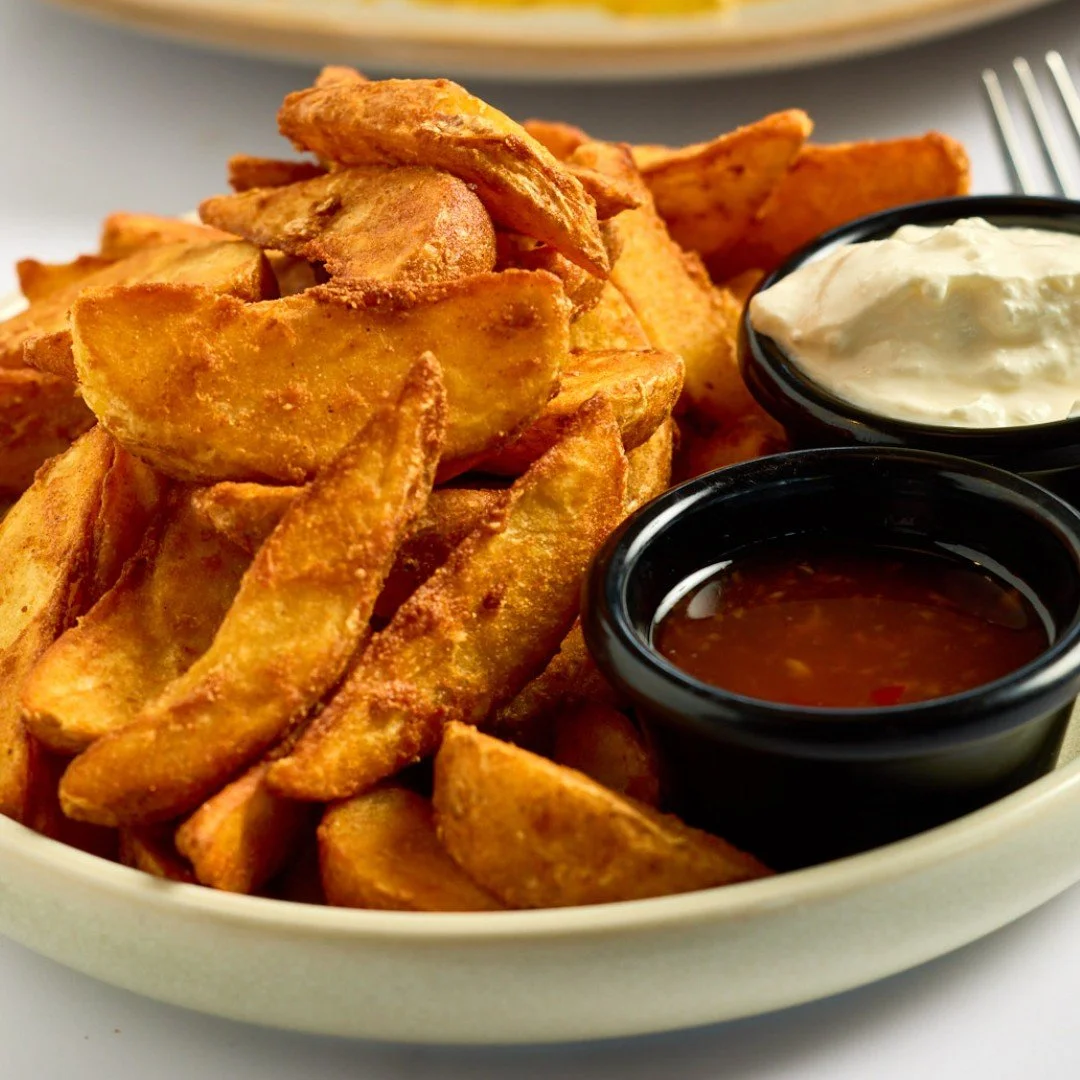 A classic: Potato Wedges with sour cream and sweet chilli sauce!